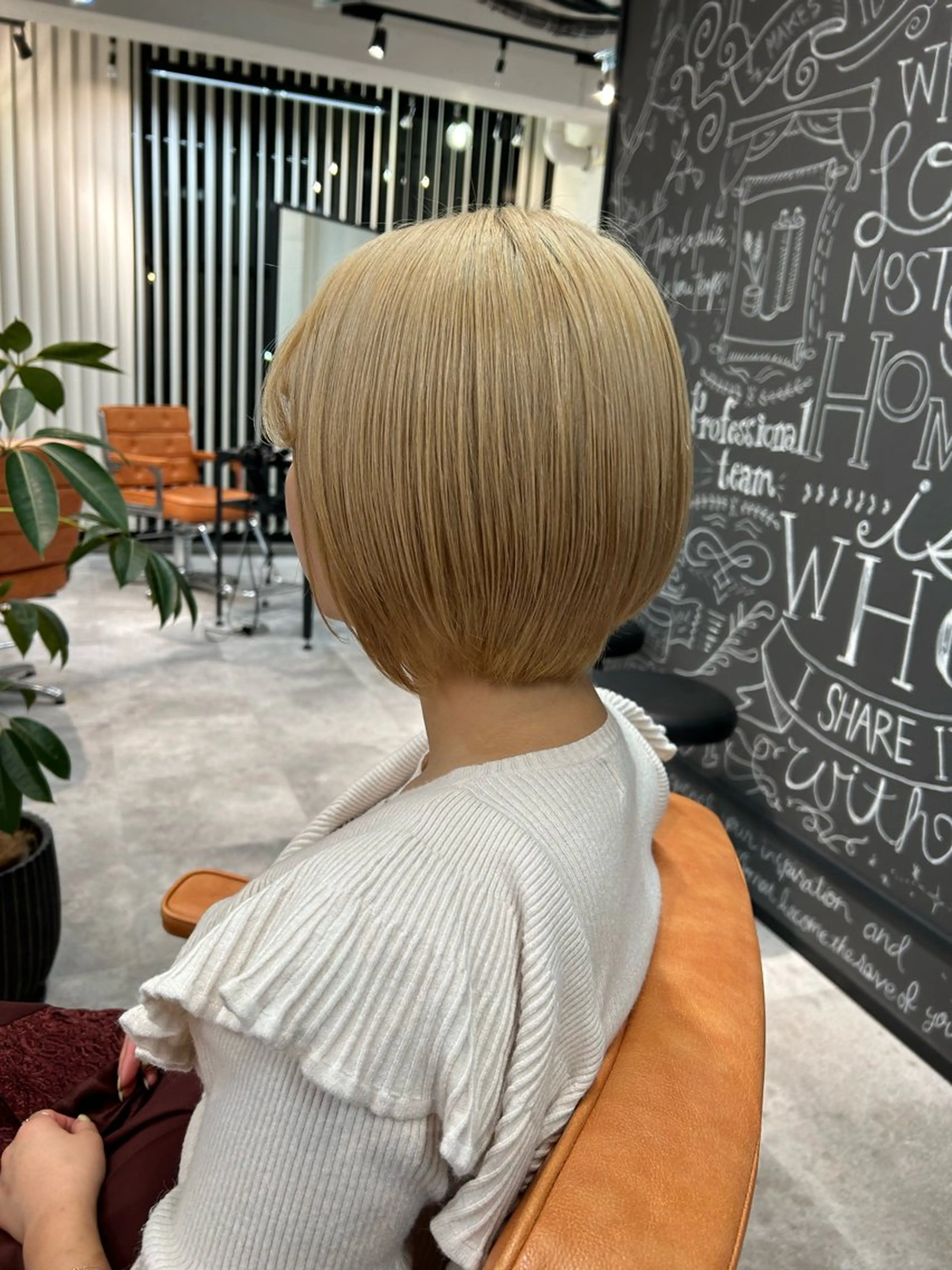 ミディアム カラー ベージュカラー ミルクティーベージュ ヘアカラー トリートメント AILEE所属・ウルフカット レイヤーカット上柿のヘアスタイル