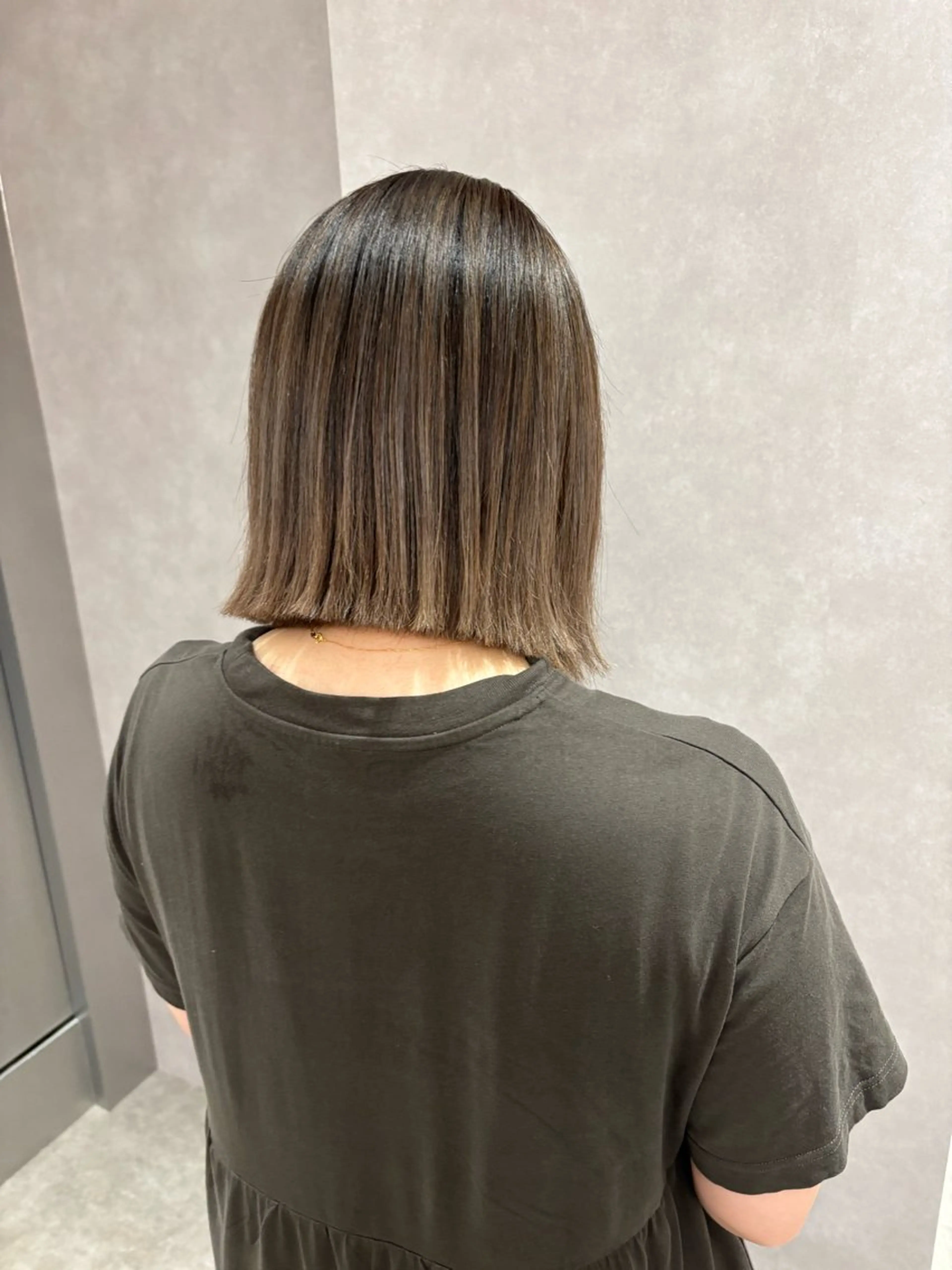 ミディアム レイヤーカット ブリーチ/ハイトーン /大人バレイヤージュのヘアスタイル