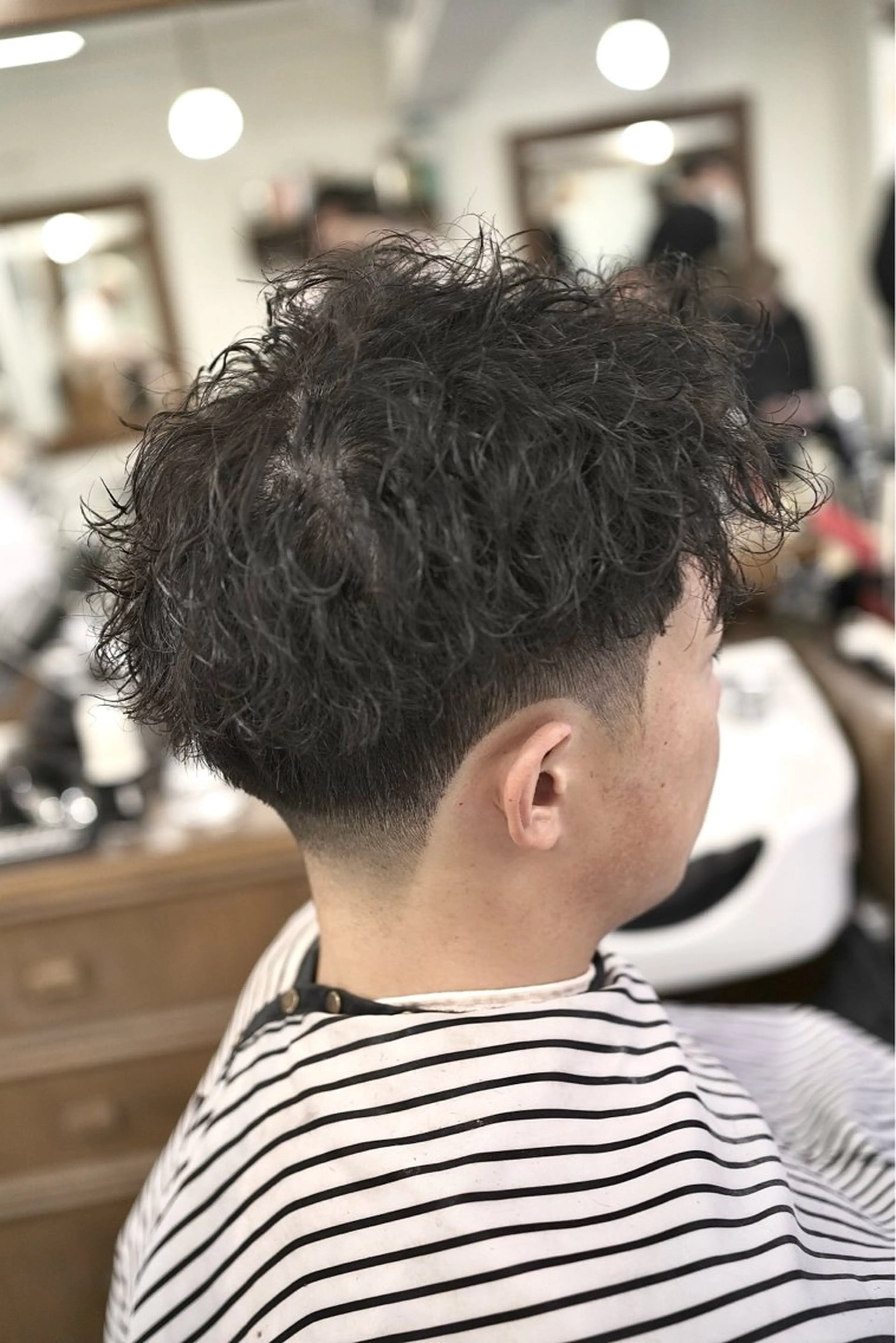 ショート メンズ フェードカット メンズパーマ メンズツイストパーマ ツイストパーマ カット パーマ ヘアーサロンチョップショップ所属・吉祥寺駅 takumiのヘアスタイル