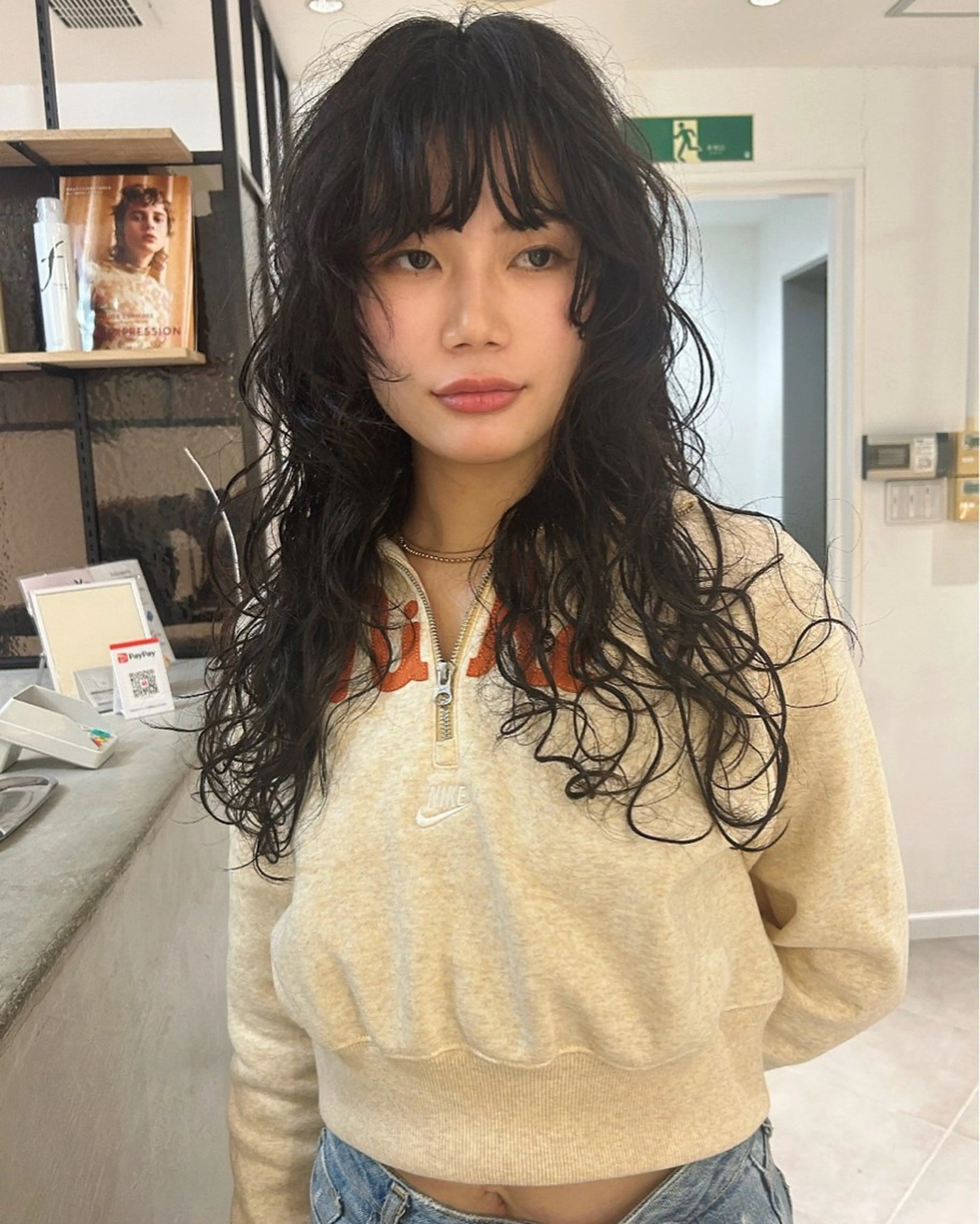 ロング パーマ レイヤーカット カット パーマ トリートメント Loom.所属・村上雅人 ナチュラルモードのヘアスタイル