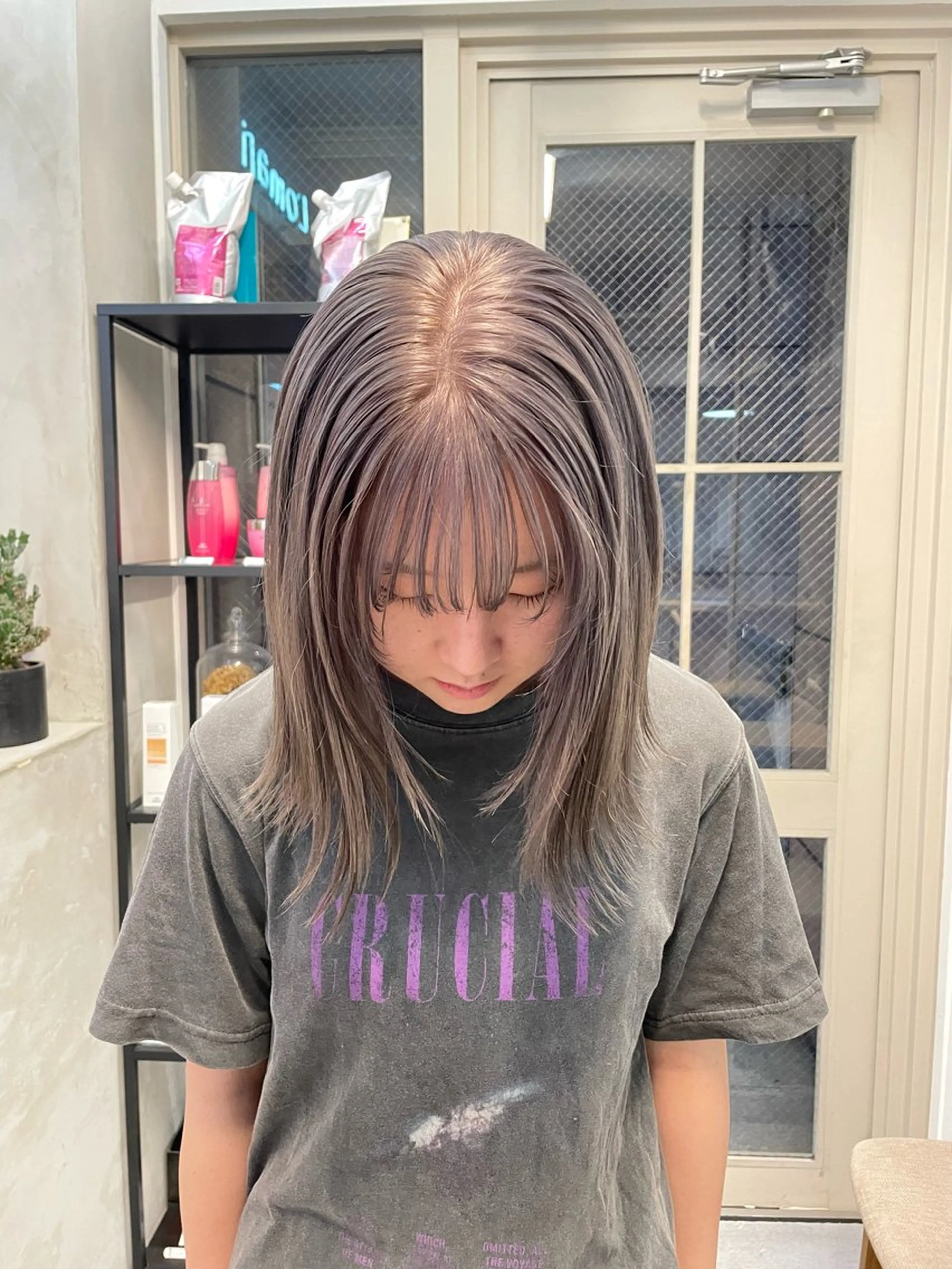 ミディアム カラー ミルクティー× グレージュMOMOのヘアスタイル