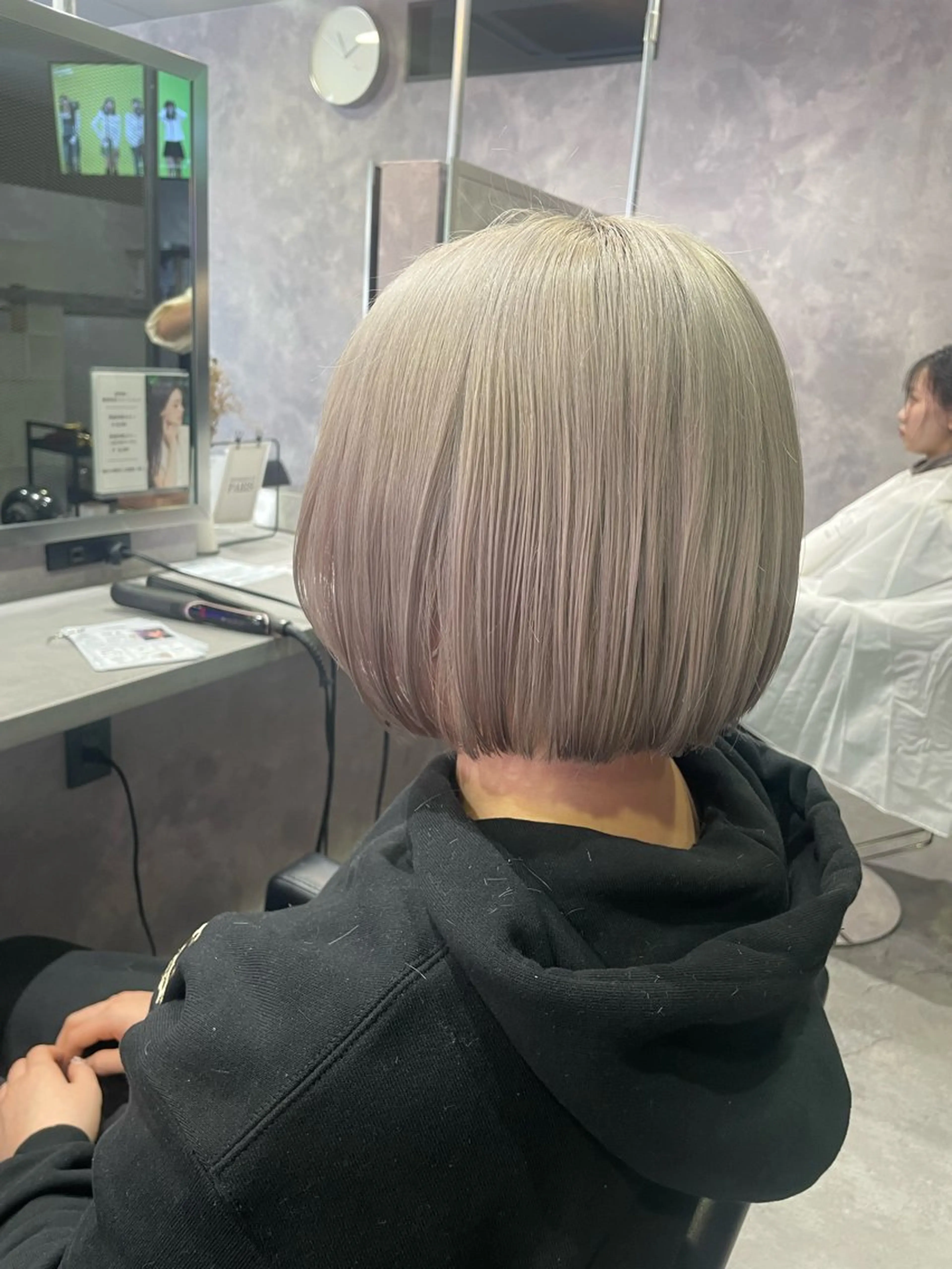 ショート ボブ カット 手塚 由佳のヘアスタイル