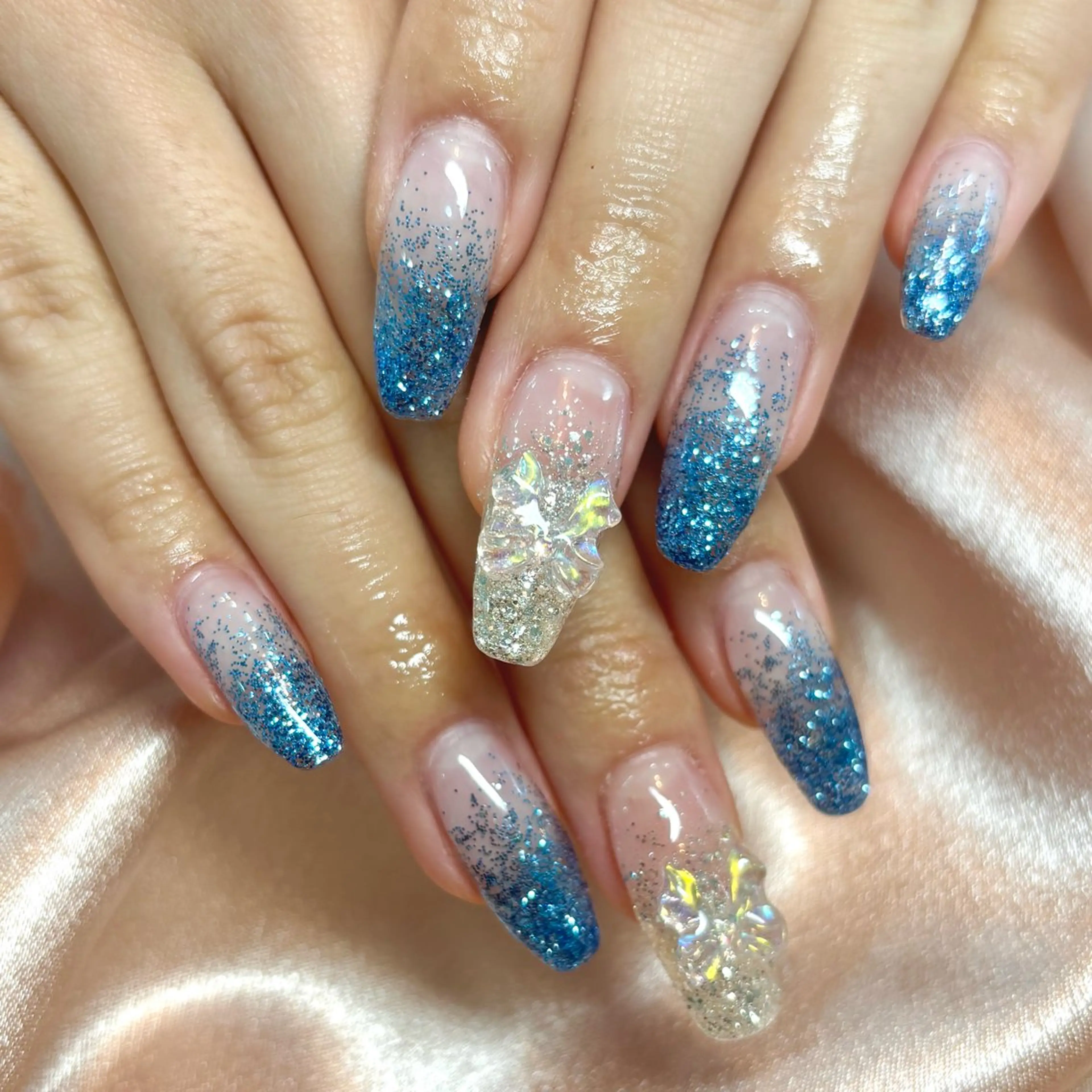 ネイル ブルー クリアネイル グラデーション キラキラネイル ラメ(グリッター) THE BALM Rosagasのネイルデザイン