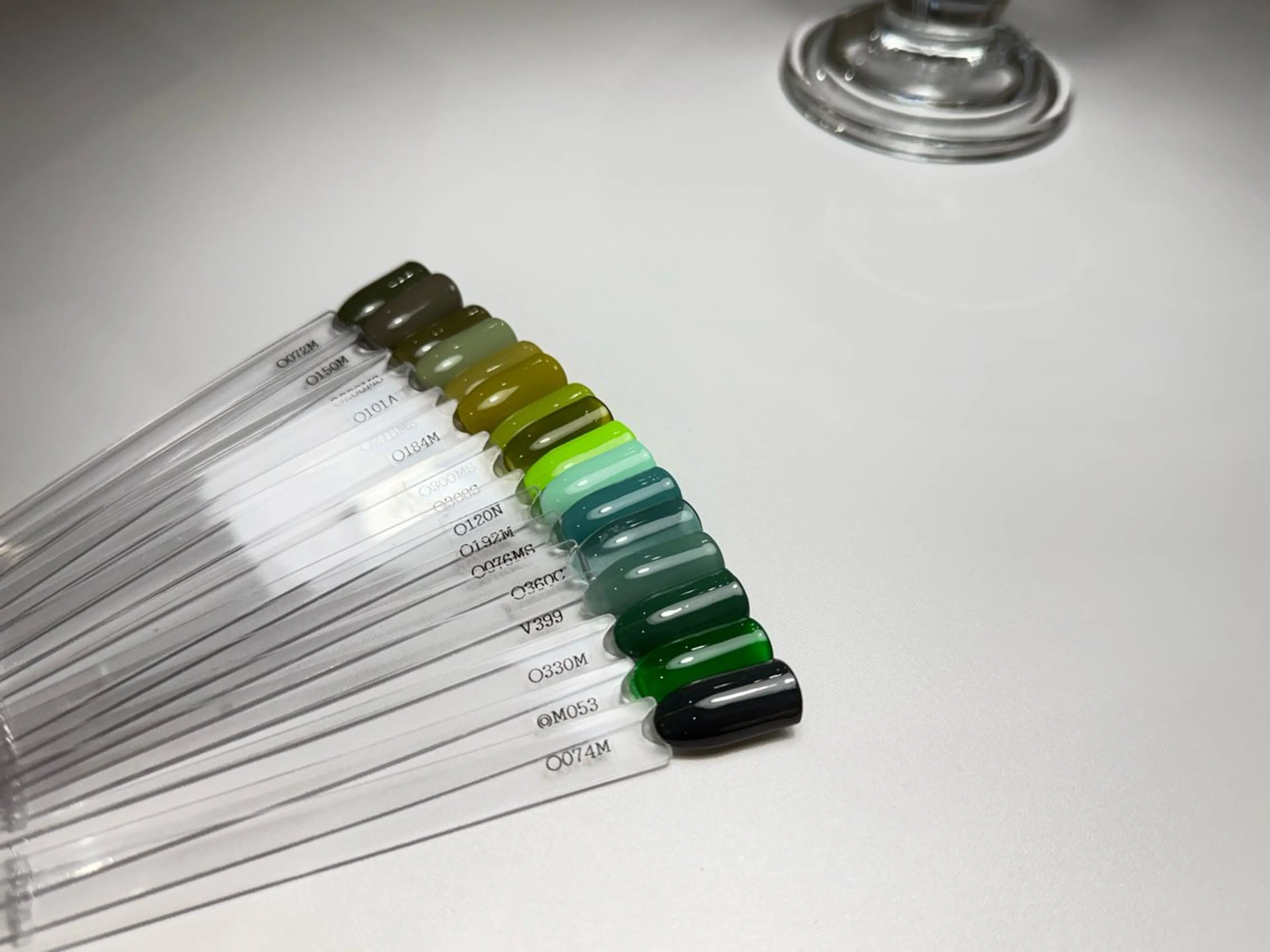 ネイル グリーン ワンカラーネイル ハンドネイル Plus Ewalu / mihiroのネイルデザイン