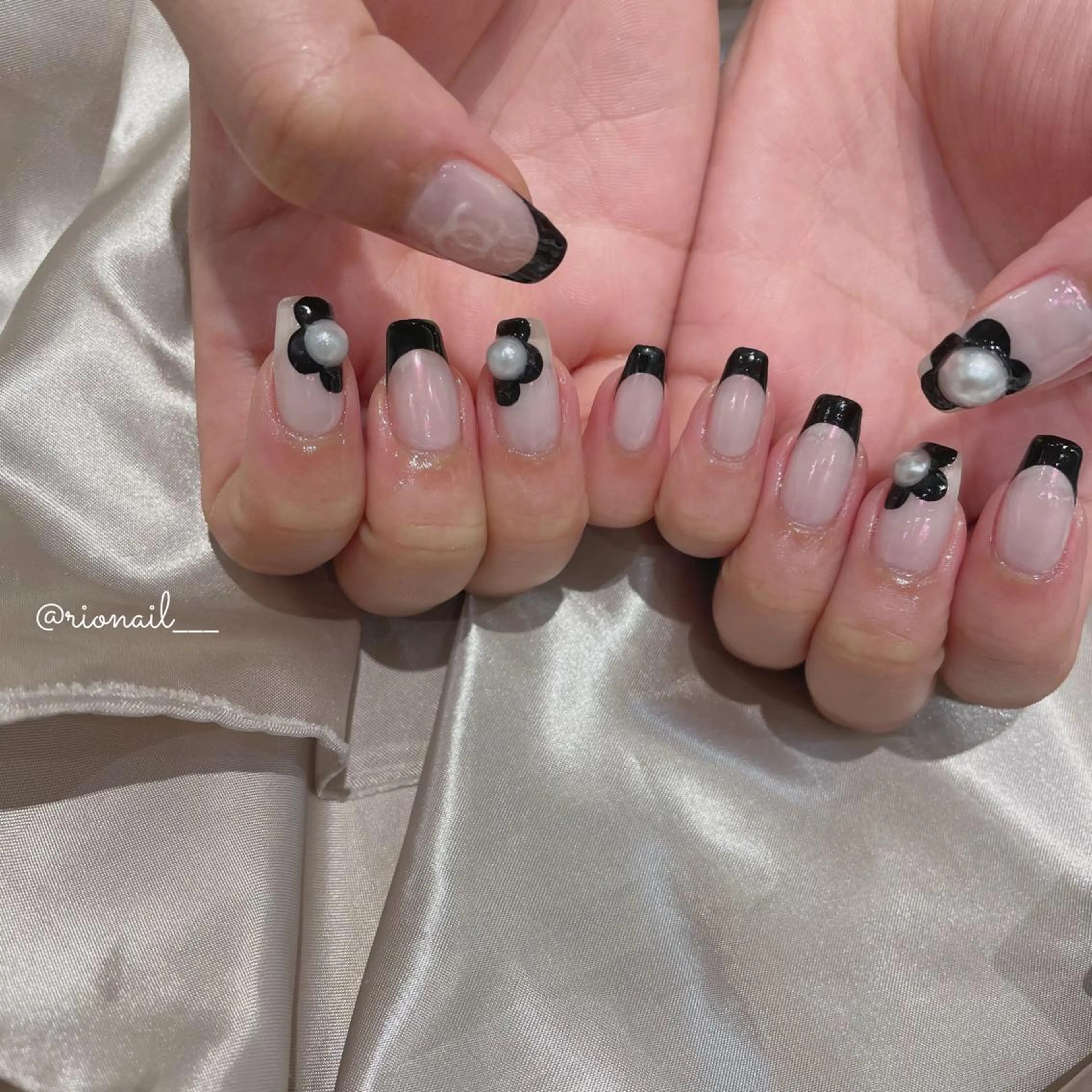 ネイル アートネイル 𝘙𝘪𝘰𝘯𝘢 ...🕯🤍のネイルデザイン