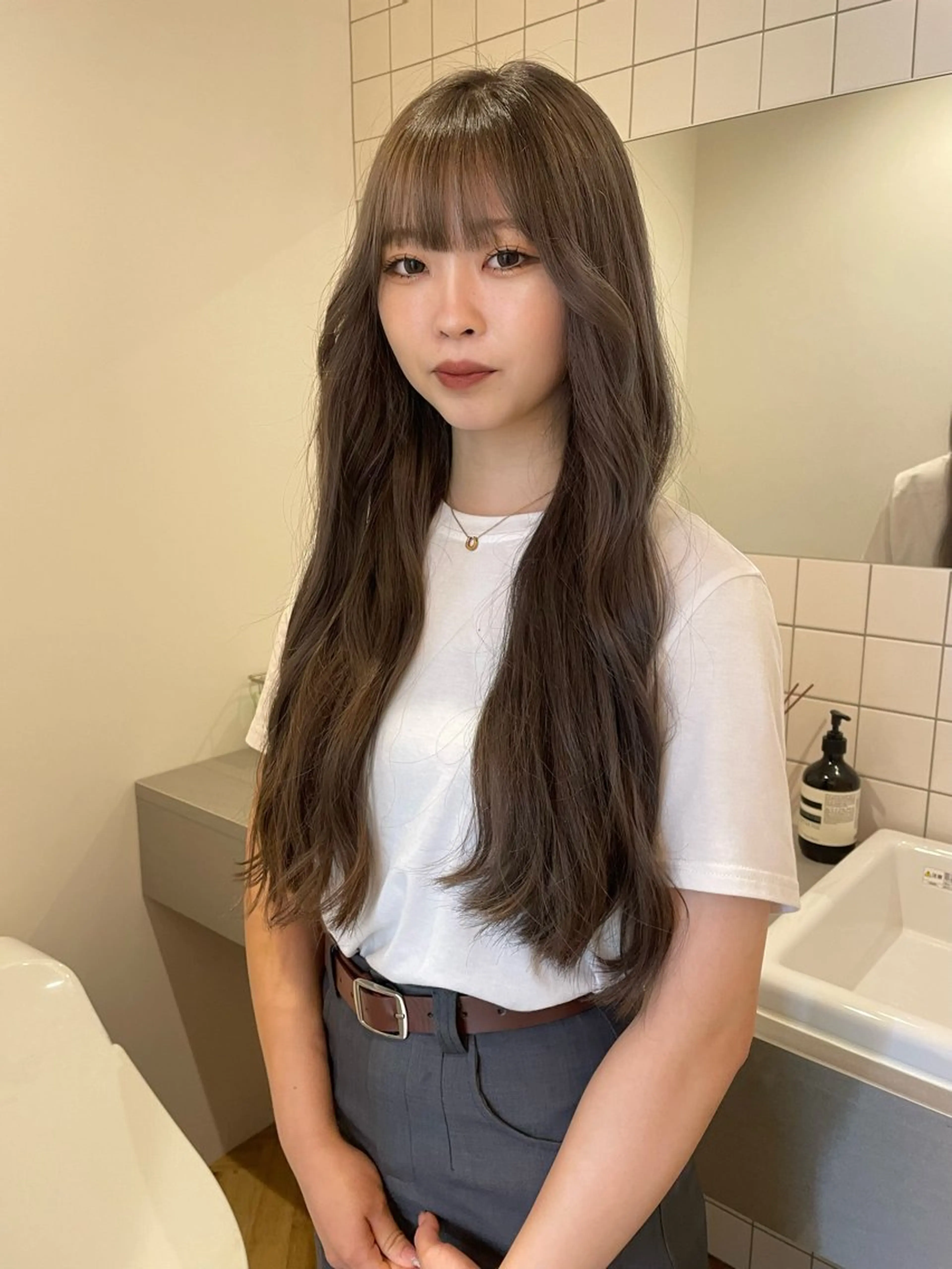 ロング カラー グレージュ オリーブグレージュ オリーブグレー ヘアカラー トリートメント カットモデル/ ハイトーン/ゆうあのヘアスタイル