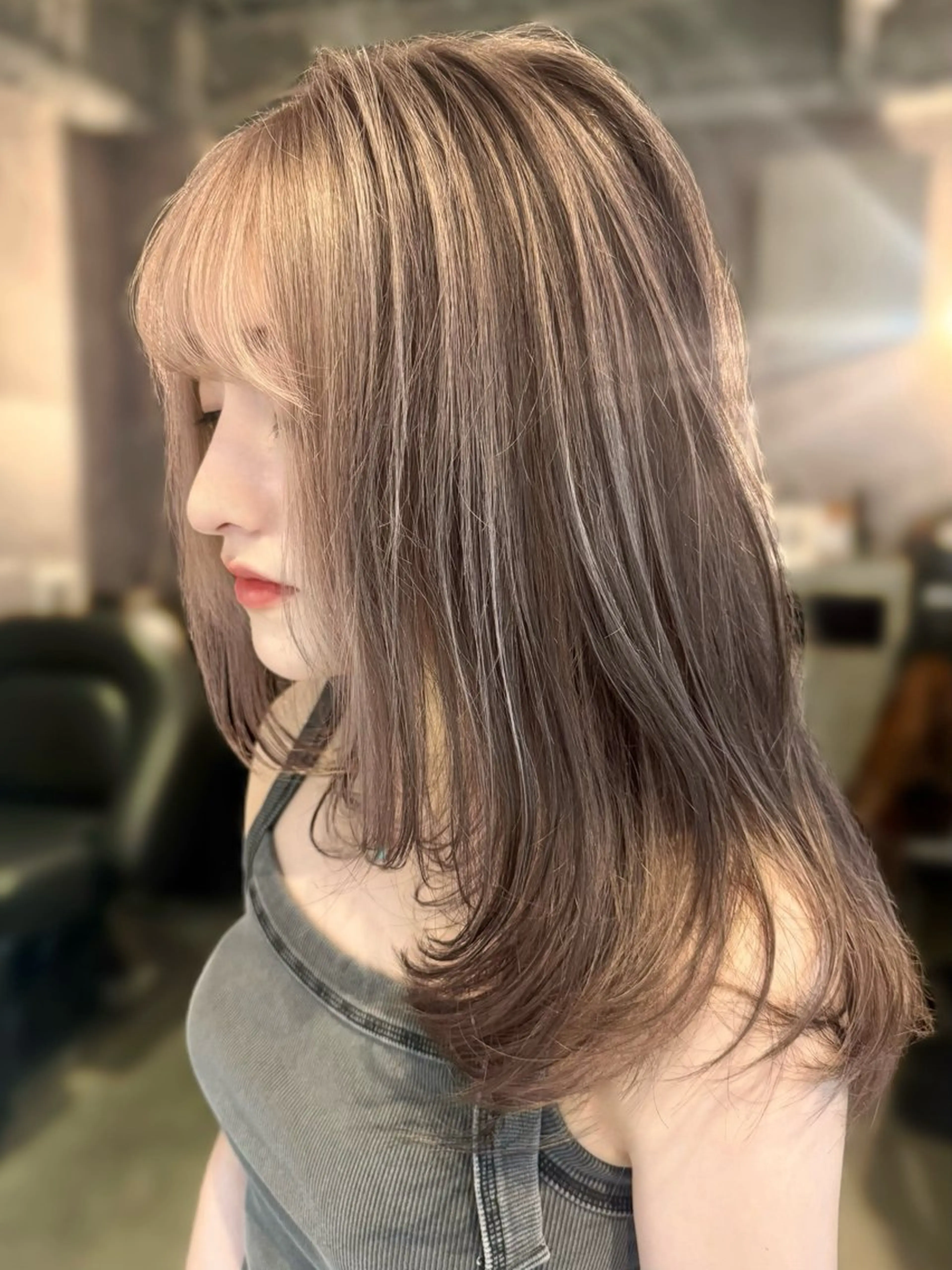 ミディアム カラー ヘアアレンジ ベージュカラー ブリーチ 透明感カラー デザインカラー グレージュ ヘアカラー トリートメント elubylovis 🌼YUI🌿のヘアスタイル