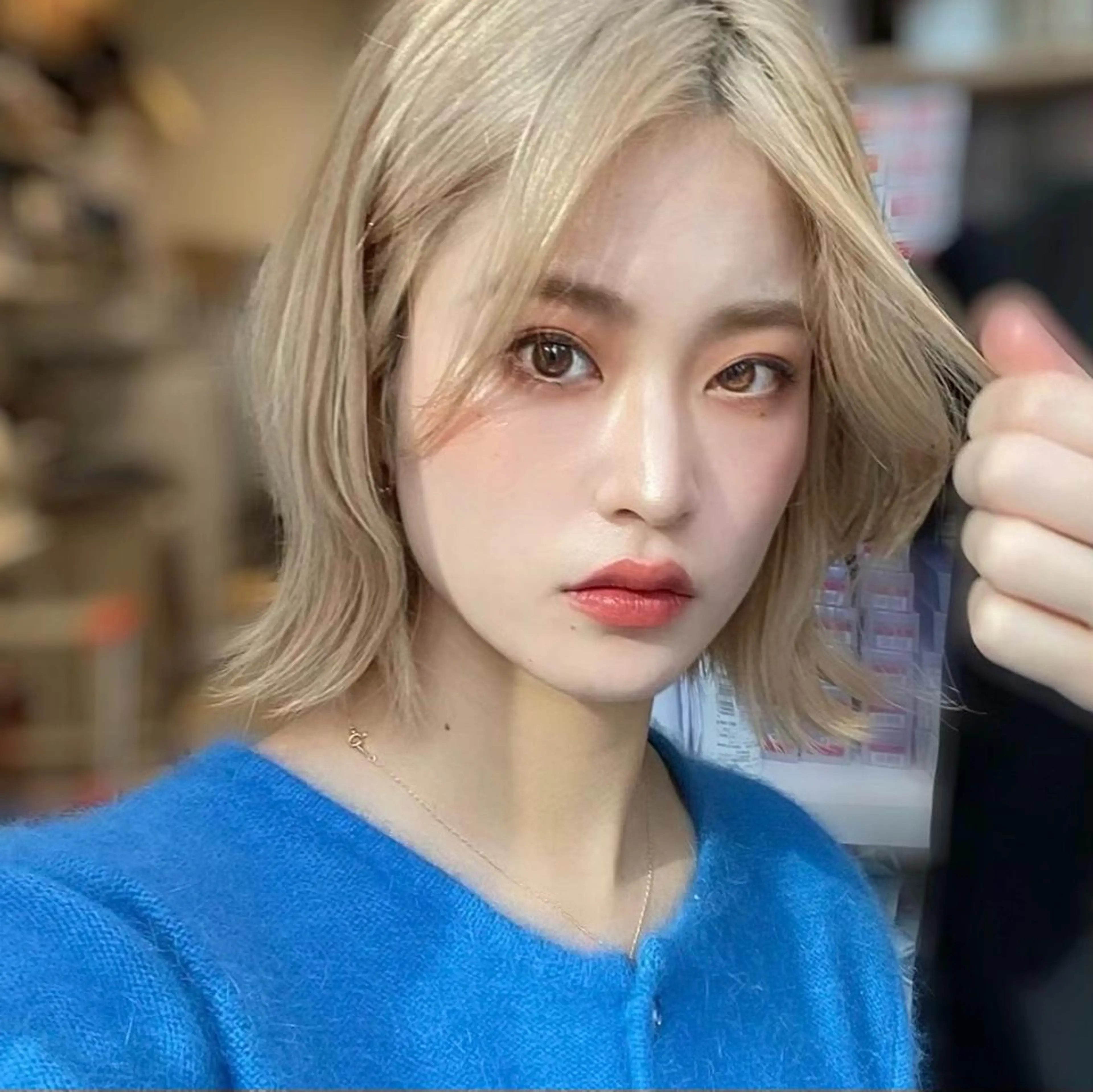 ショート カラー 切りっぱなしボブ 前下がりボブ ブリーチ グレージュ イルミナカラー カット ヘアカラー トリートメント レイヤー専門家 ダブルカラー修のヘアスタイル