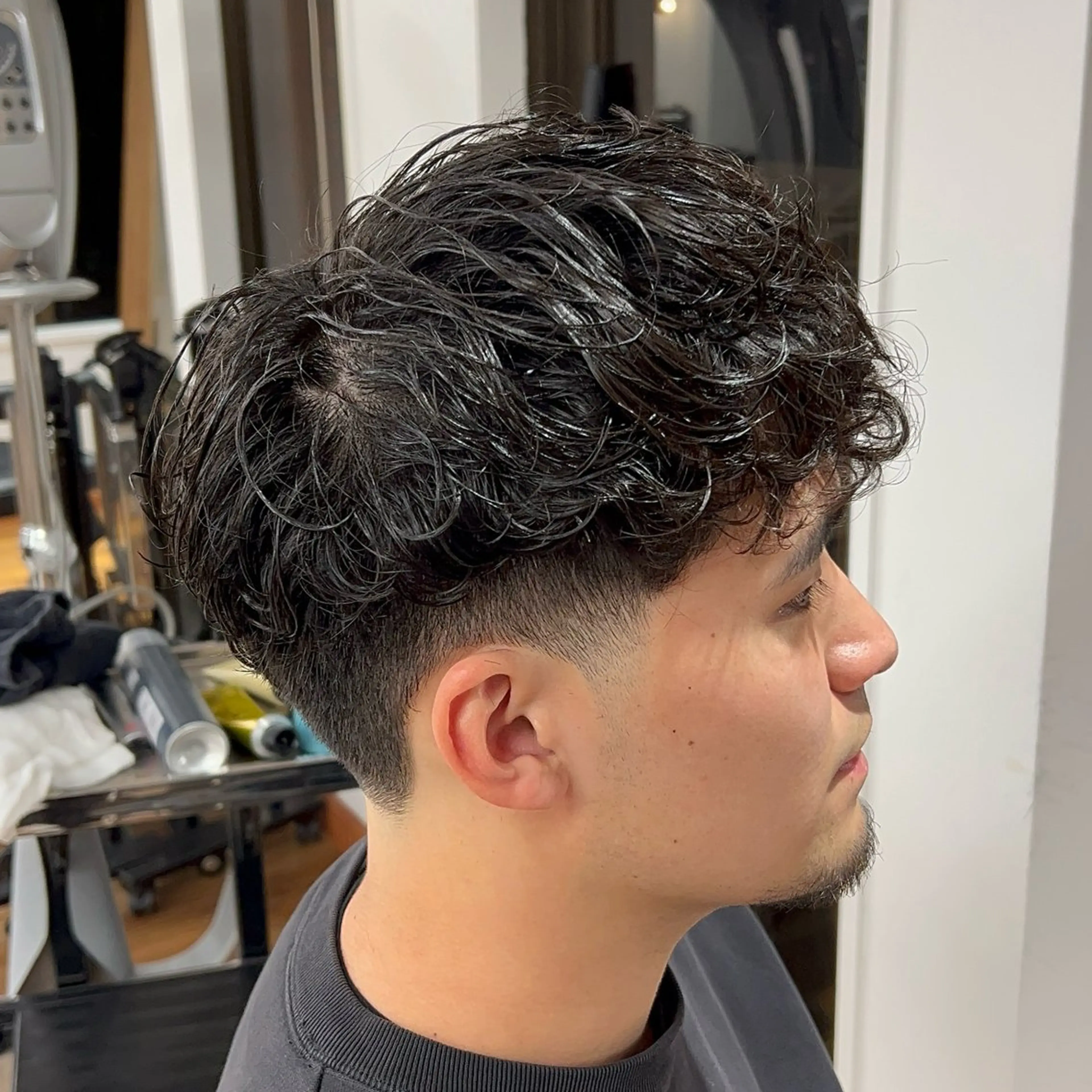 ショート パーマ メンズ フェードカット スペインカール カット パーマ メンズカット✂️ スキンフェード伊藤陸のヘアスタイル