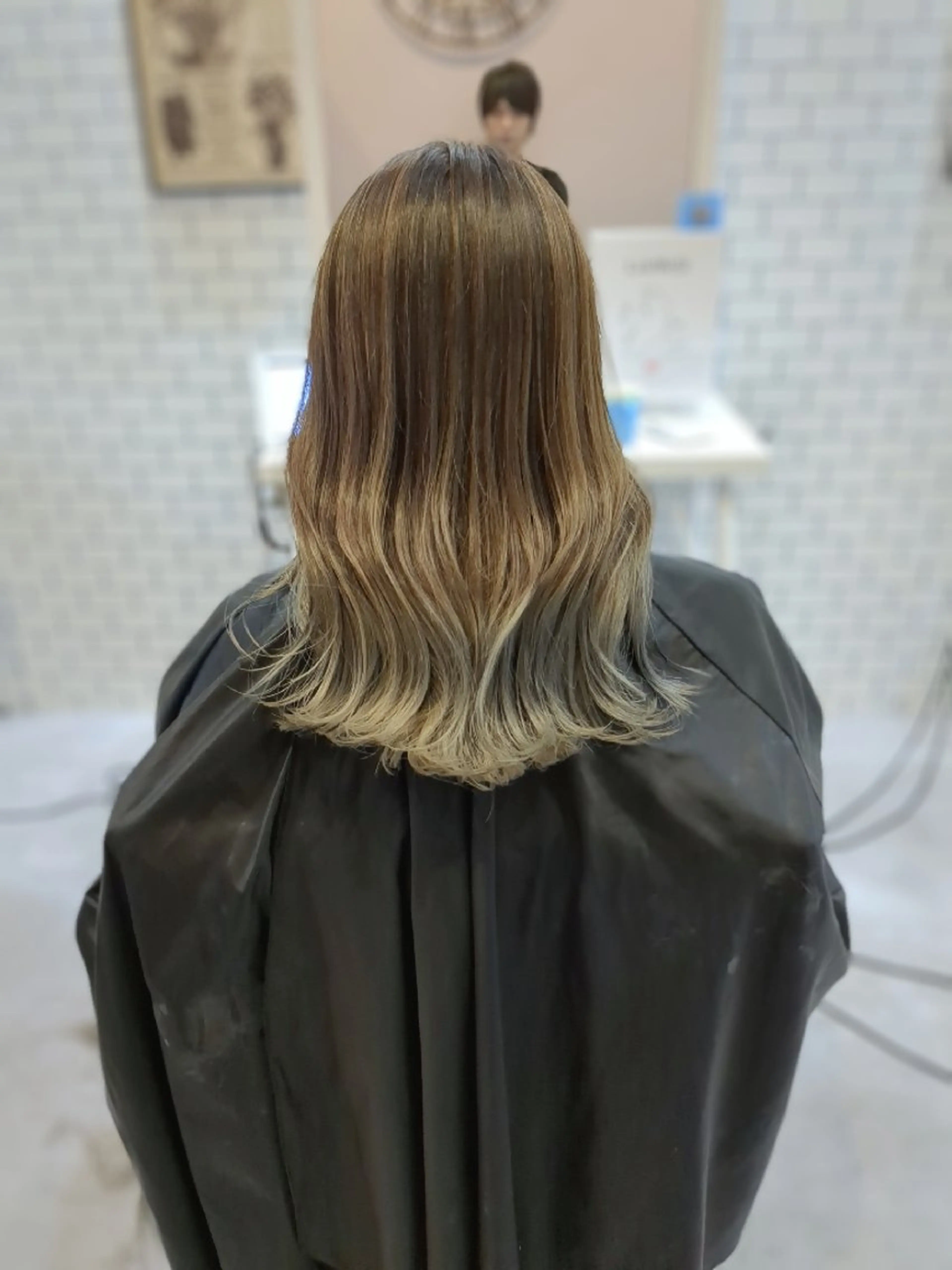 カラー ロング ブリーチ グラデーションカラー グレージュ シルバー シルバーグレージュ アグヘアーヴィズ 永山店所属・菅原 涼のヘアスタイル