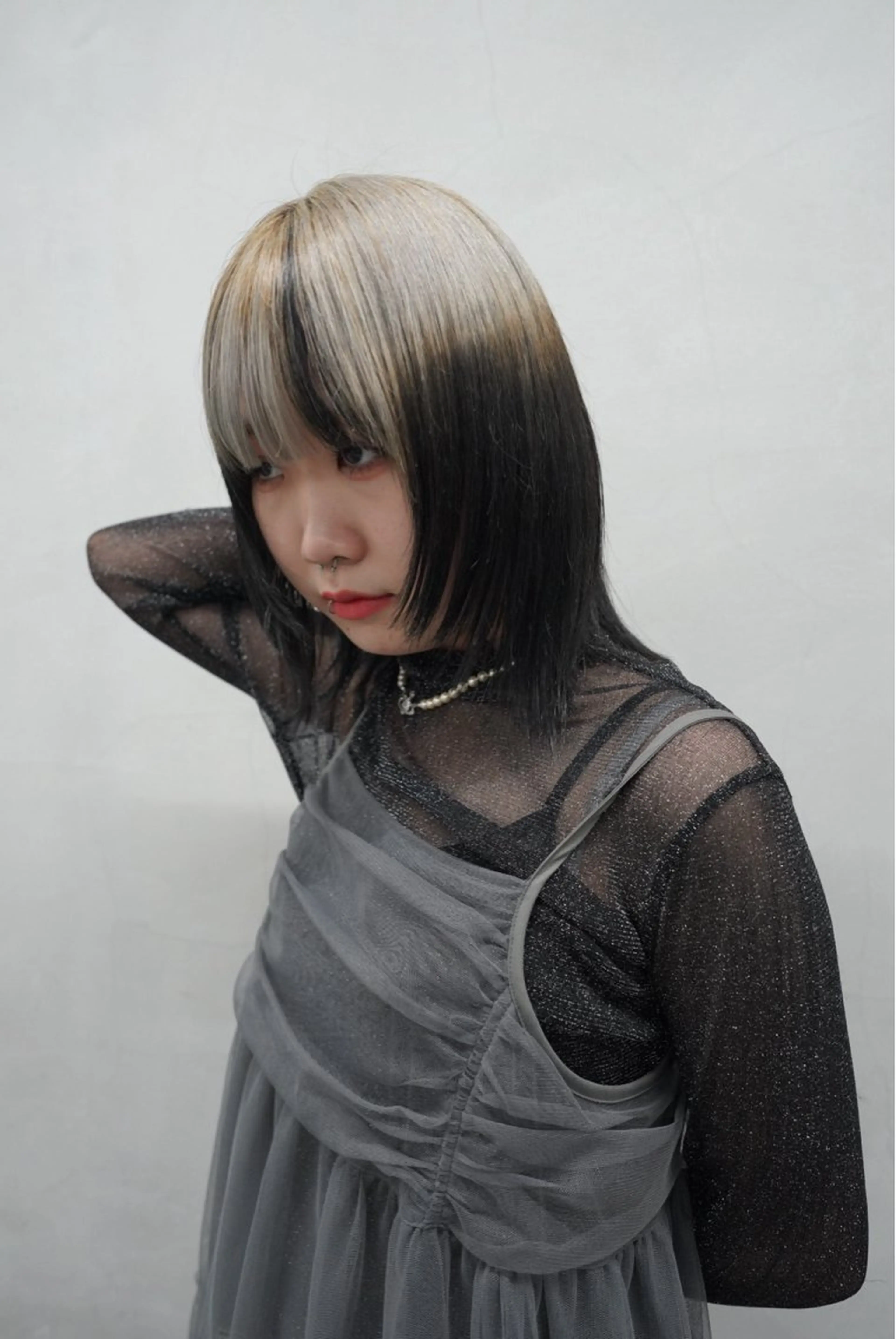 ミディアム カラー 黒髪 シルバー 田代 佳穂のヘアスタイル