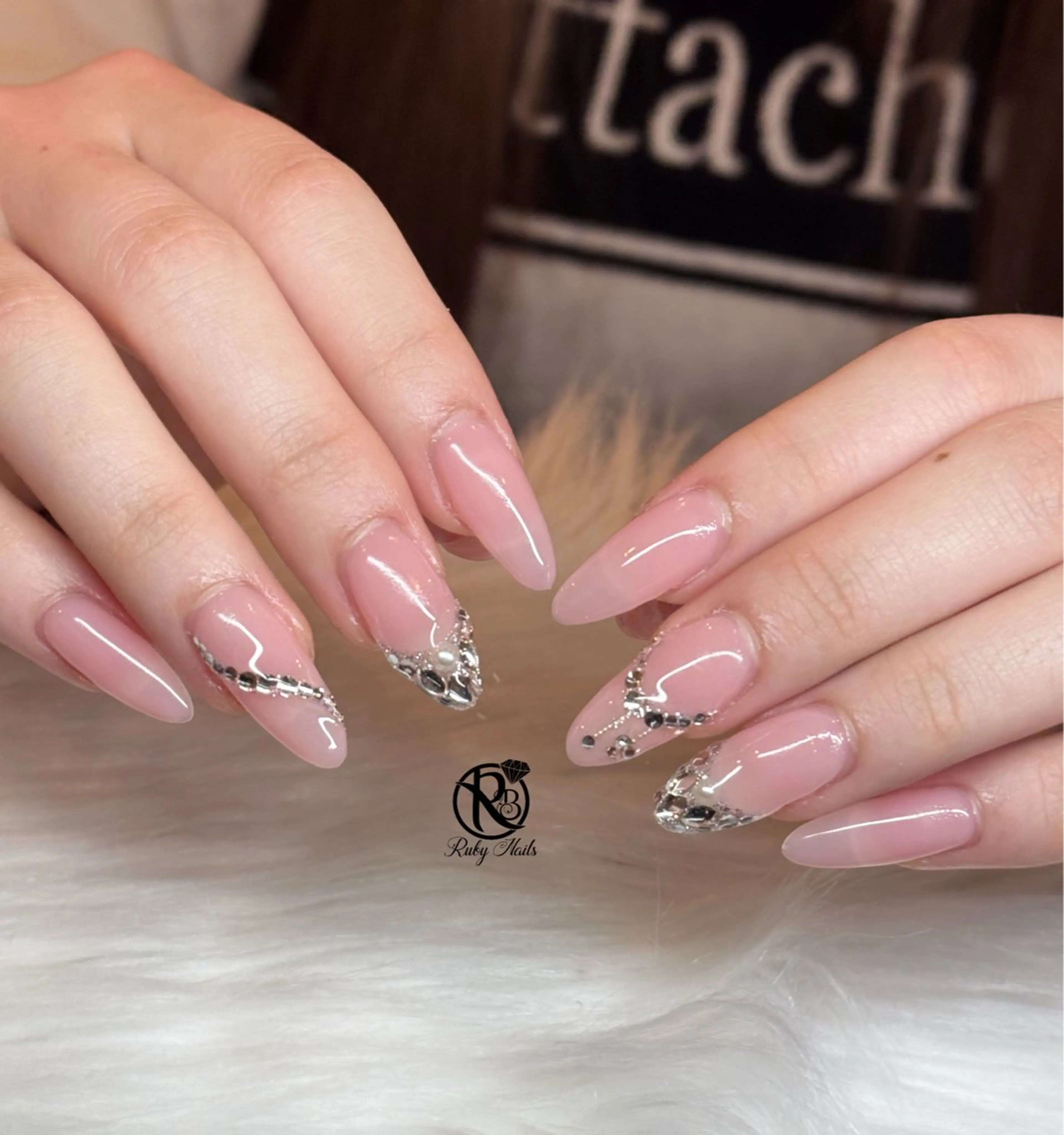 ネイル ボルドー ブラウン チークネイル ドット フットネイル ハンドネイル Yukichan 日暮里店のネイルデザイン