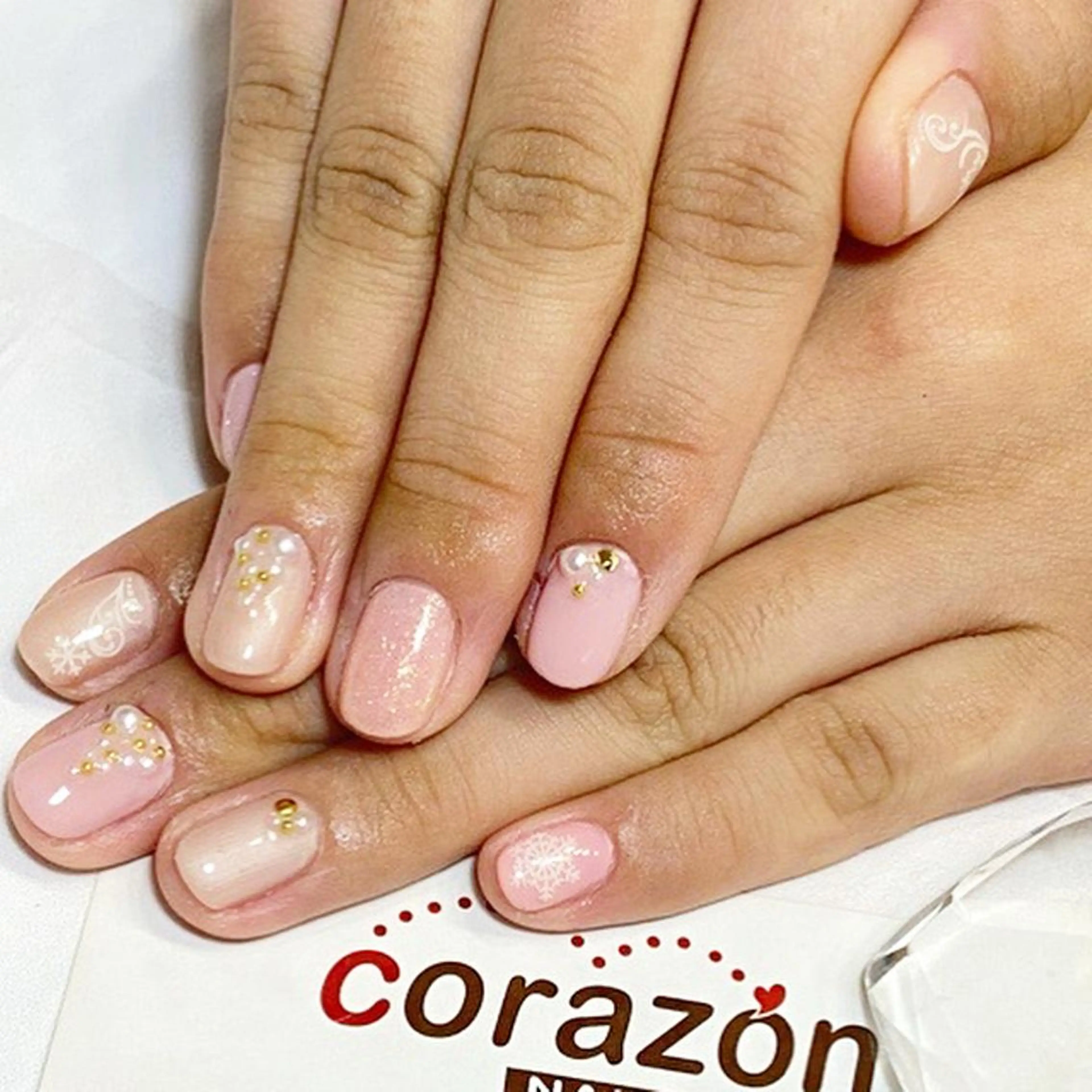 ネイル ゴールド ラメ(グリッター) ピンク ピンクベージュ 冬ネイル corazon所属・ネイリスト aicoのネイルデザイン