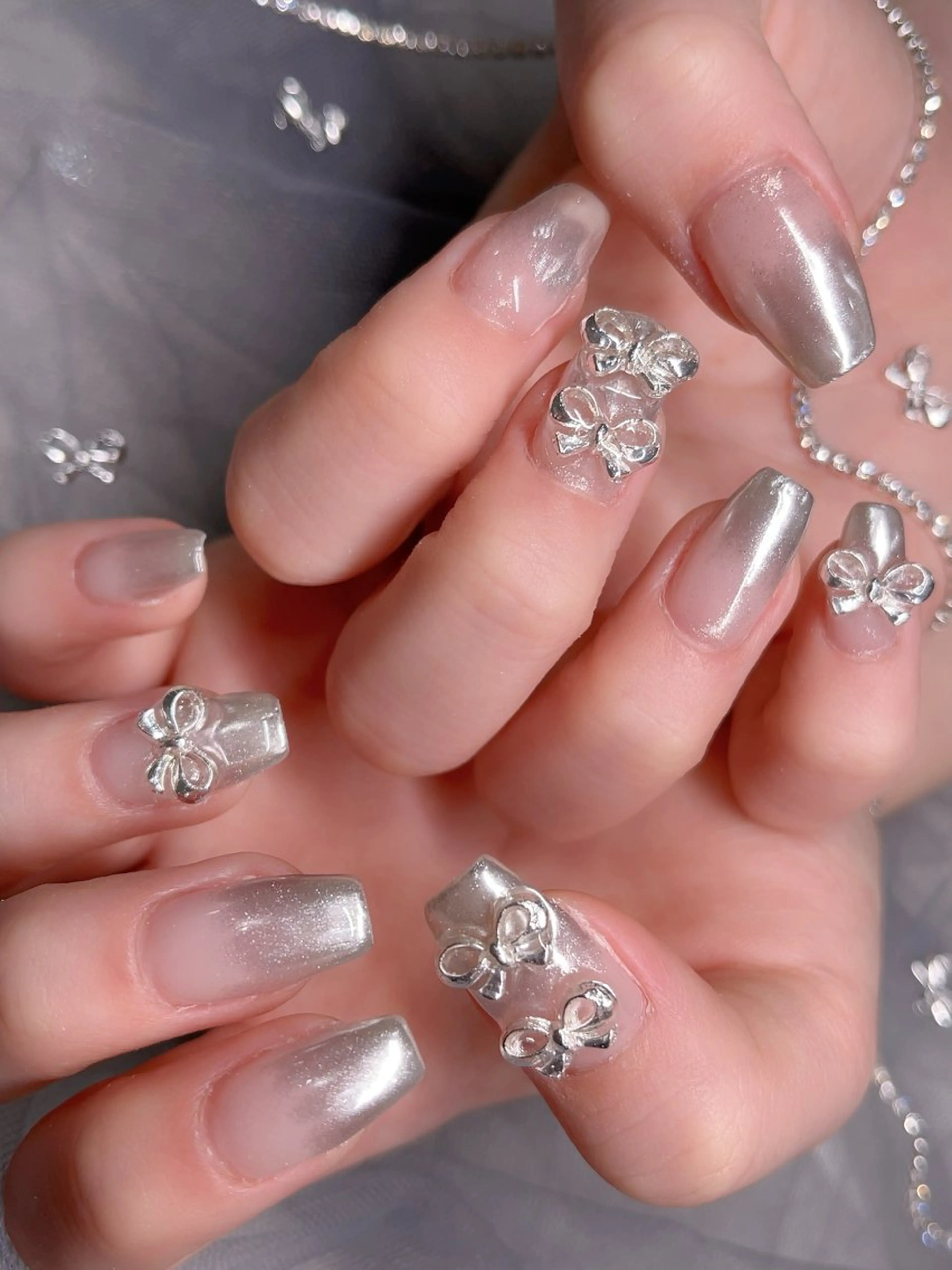 ネイル グラデーション ミラーネイル リボン シルバー ハンドネイル 悦田joieange 京橋店のネイルデザイン