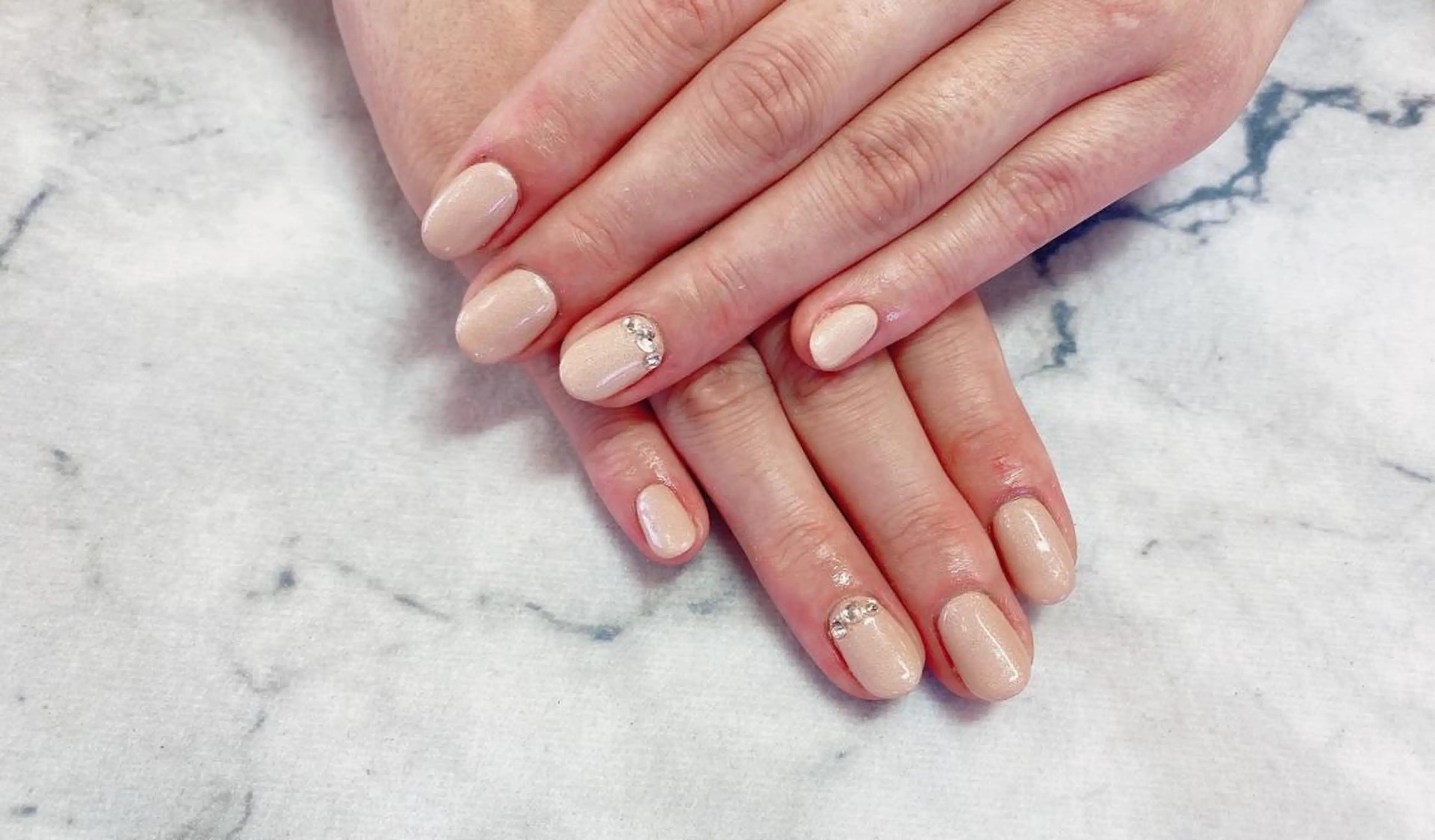 ネイル ネイルリボン 受付スタッフのネイルデザイン