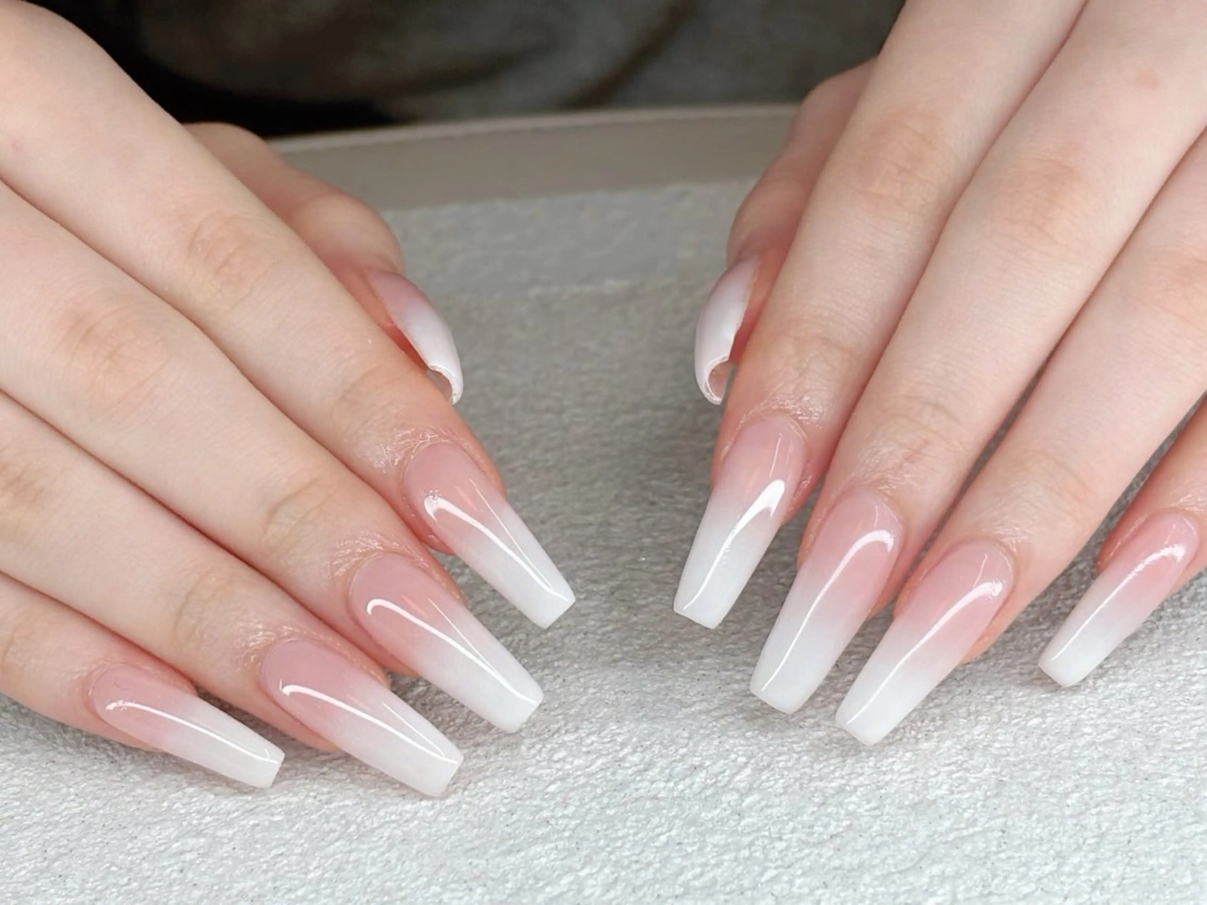 ネイル グラデーション オフィスネイル シンプルネイル ホワイト ハンドネイル Kaori Nailのネイルデザイン