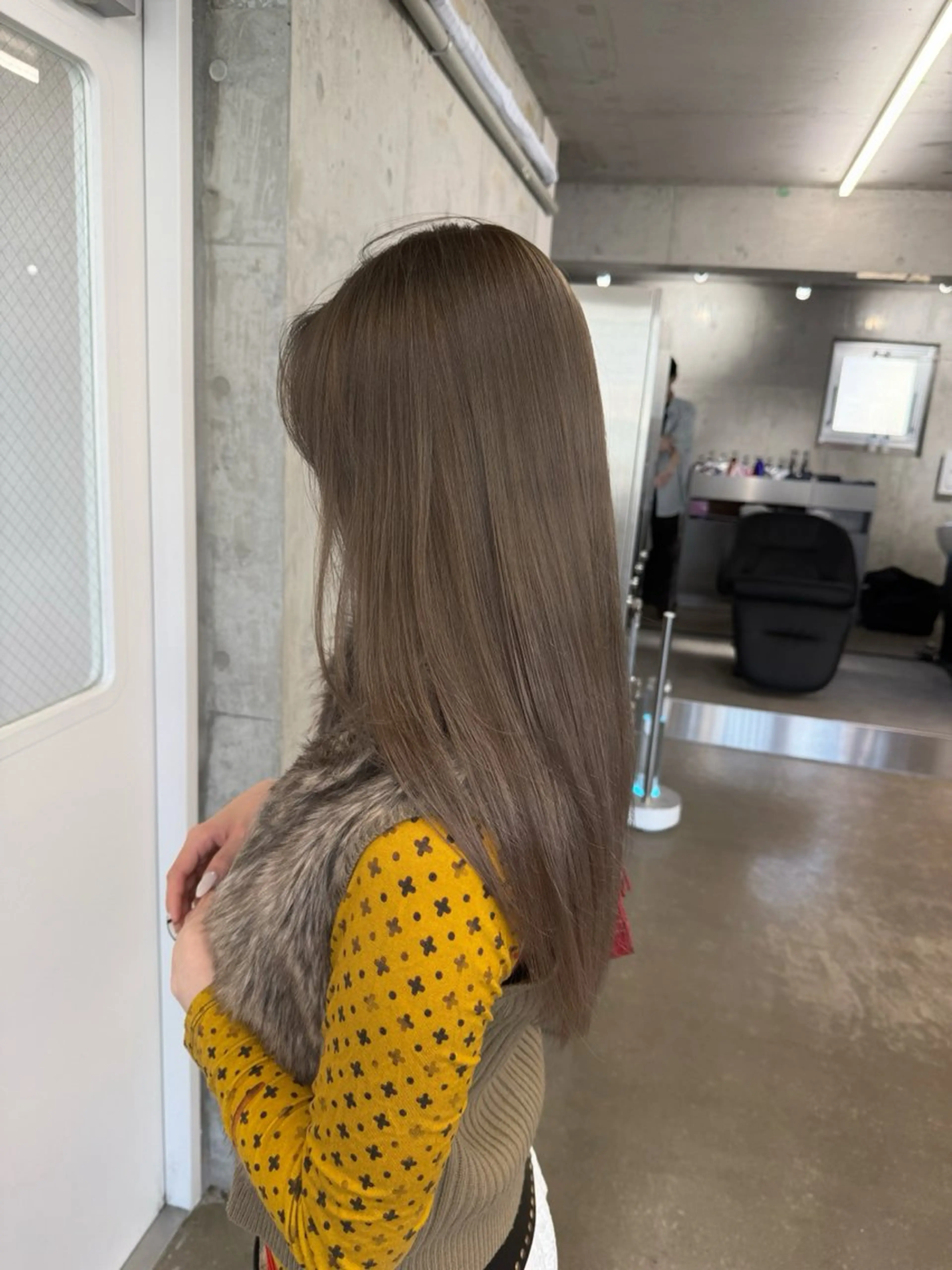 ロング カラー ブリーチ ダブルカラー グレージュ ブリーチなしカラー カット ヘアカラー トリートメント 高橋大樹/グレージュ 透明感/髪質改善のヘアスタイル