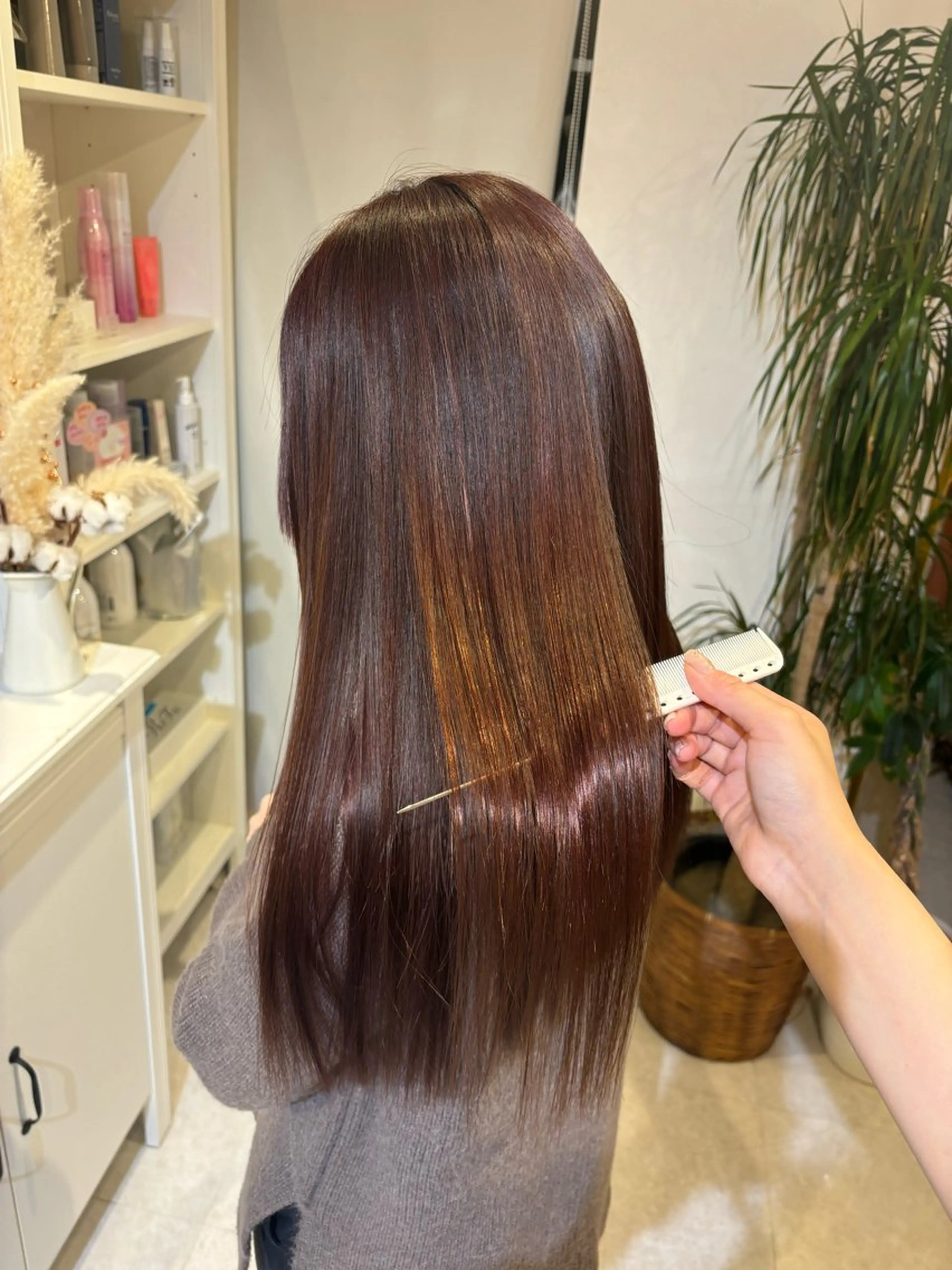 ロング カラー レッドカラー カット ヘアカラー 山﨑 まなかのヘアスタイル