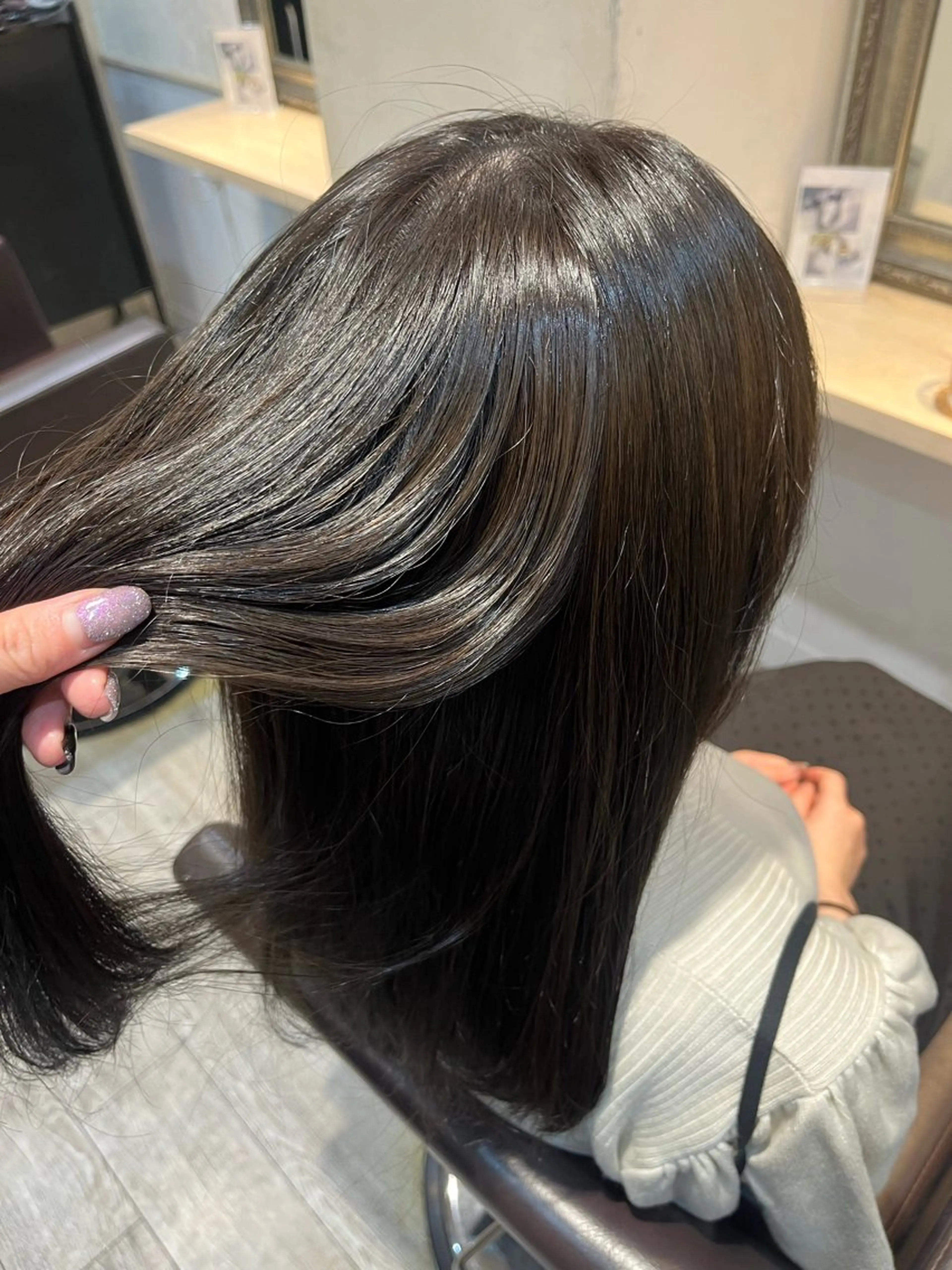 セミロング カラー 透明感カラー グレージュ オリーブグレージュ オリーブグレー Lutia新宿　せき ゆうみのヘアスタイル