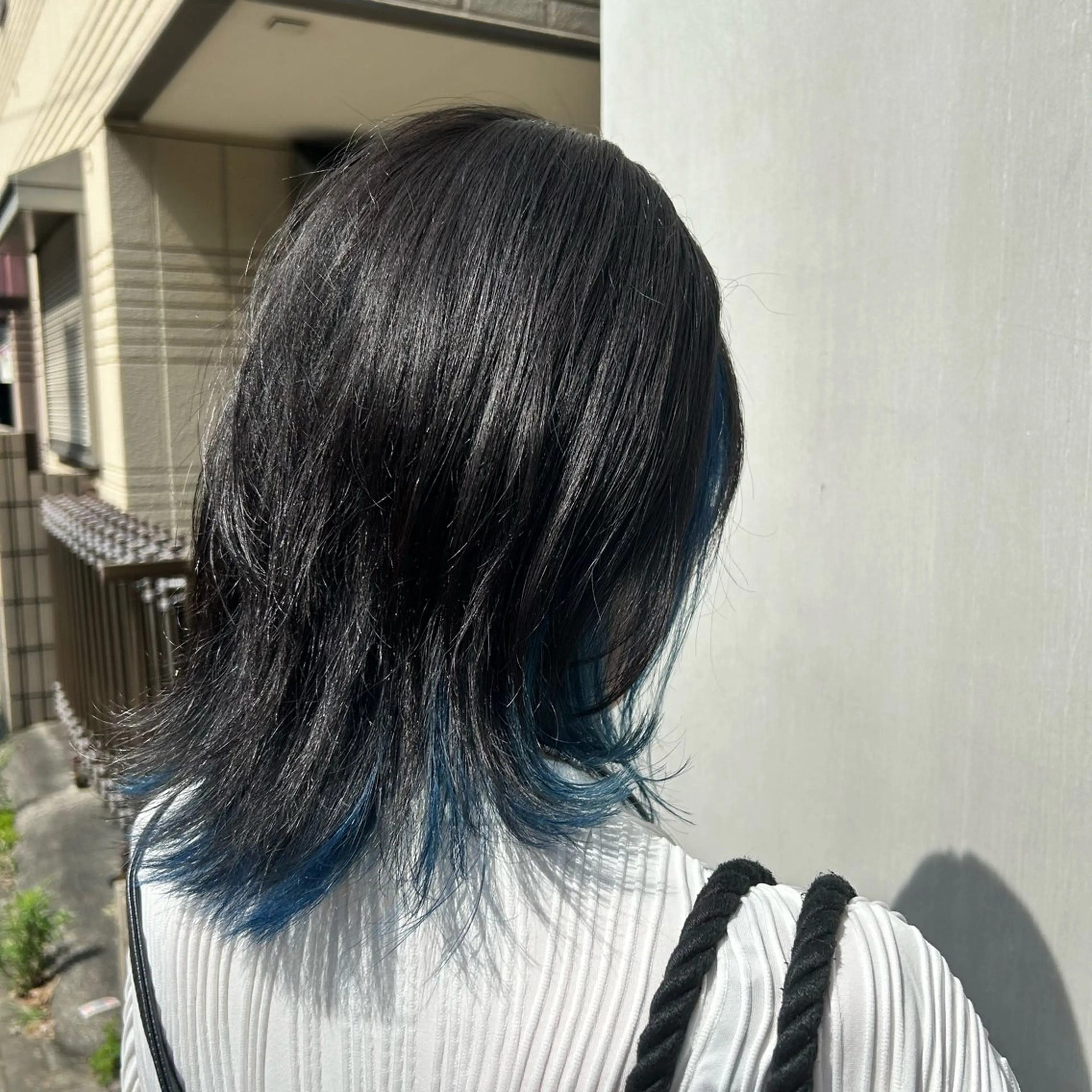 ミディアム カラー ブリーチ ブルーカラー カット ヘアカラー トリートメント 若狭 彩花のヘアスタイル