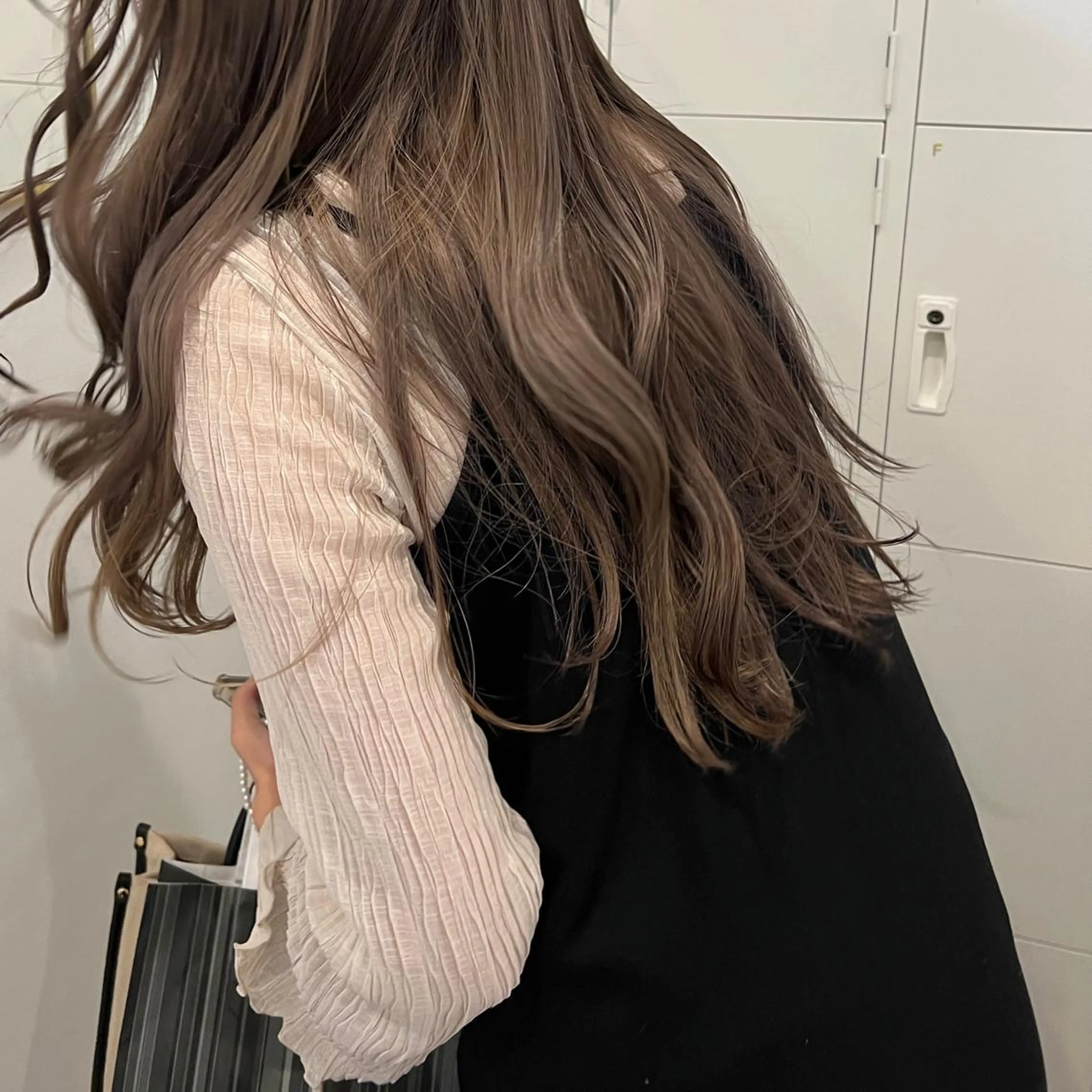 カラー ベージュカラー グレージュ ハイトーンカラー ハイトーンベージュ ミルクティーベージュ レイヤーカット ボブパーマNo.1のヘアスタイル