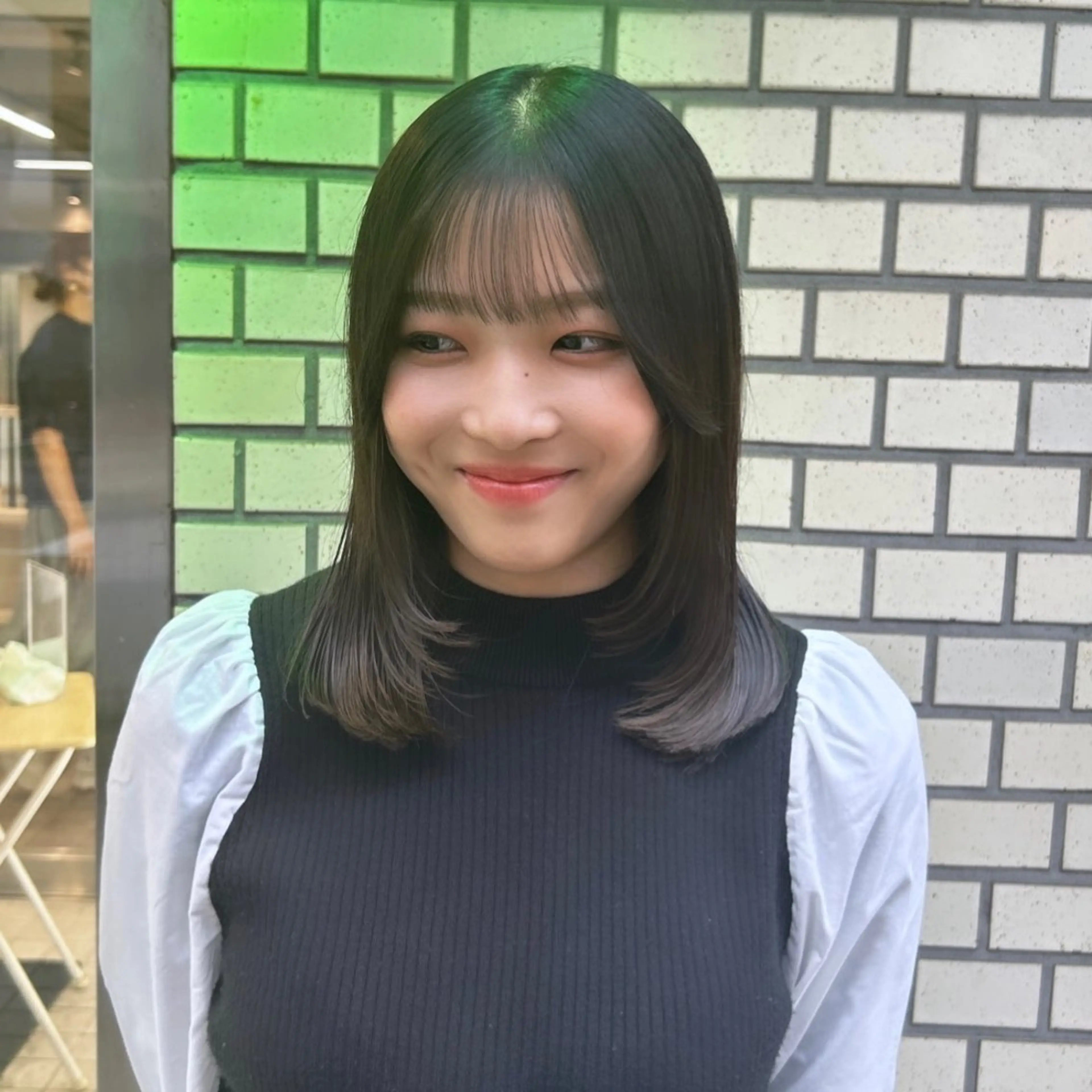 ミディアム 顔まわりレイヤー レイヤーカット デザインカラー 🥨HAZUKiのヘアスタイル