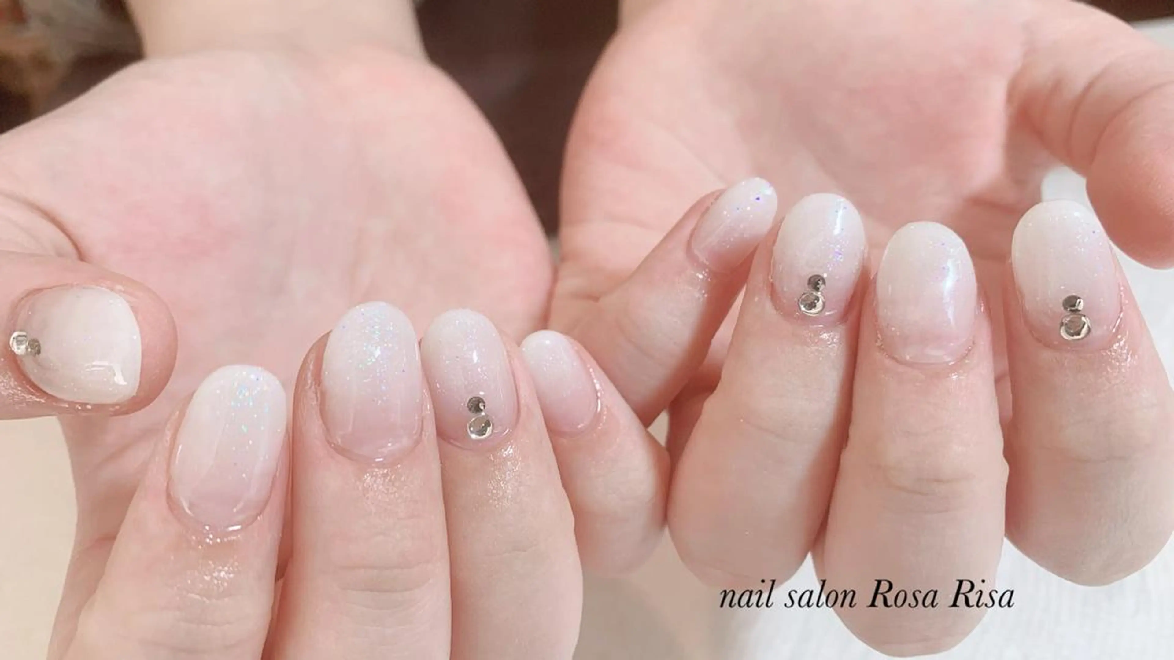 ミディアム ネイル ホワイト ハンドネイル ネイルスタジオ シェイクユアハンズのネイルデザイン