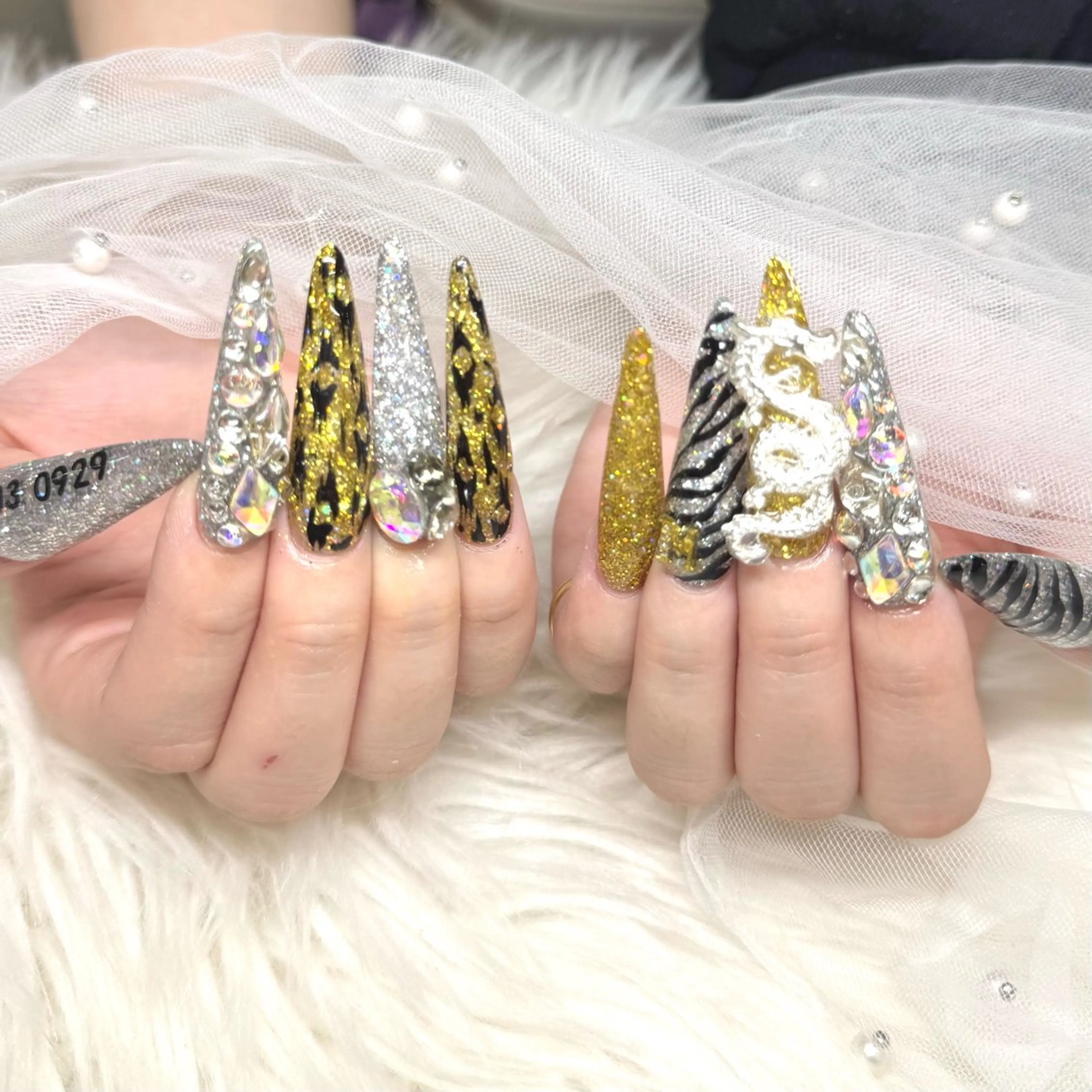 ネイル ゴールド ロングネイル ストーンネイル Nail salon LUCAS,K 《ネイルサロンルーカス》千葉中央 スカルプ所属・LUCAS 千葉 AOI💅🏾💕のネイルデザイン