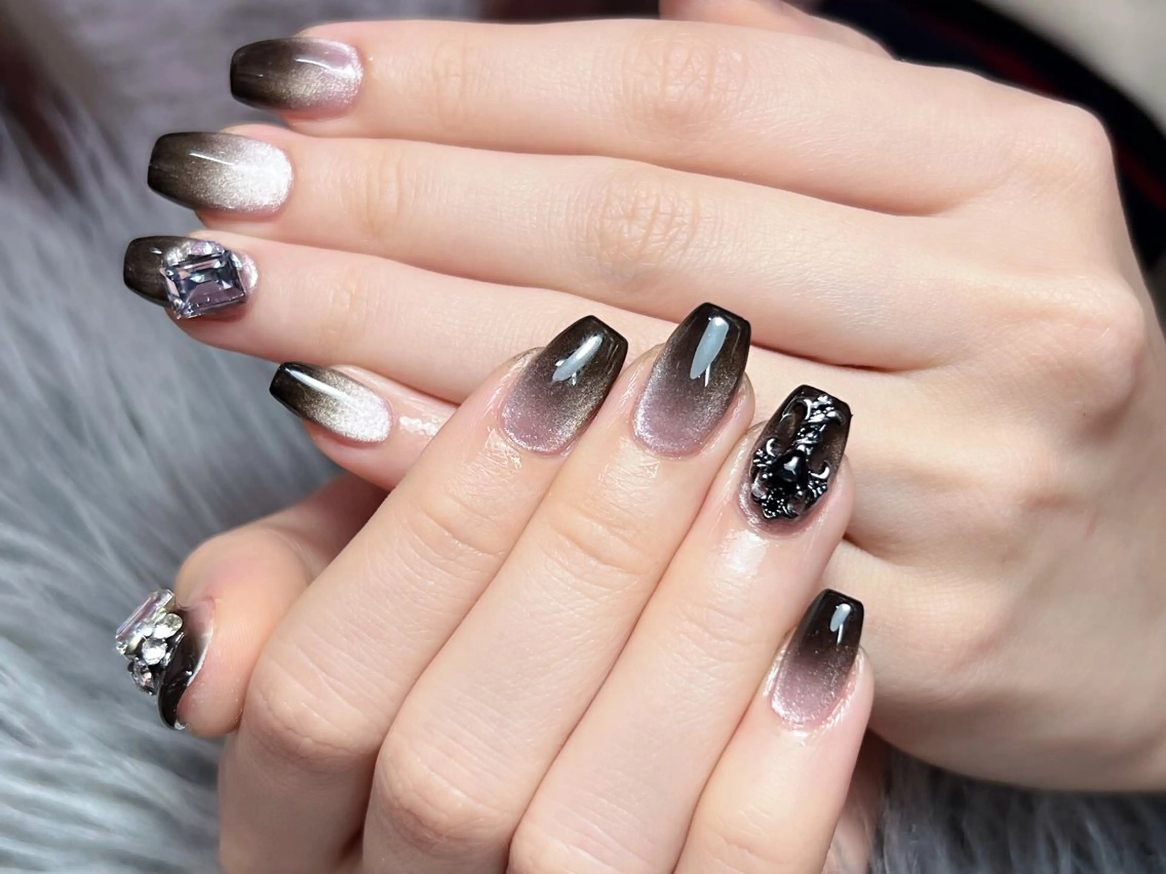 ネイル グラデーション キラキラネイル マグネットネイル ストーンネイル ハンドネイル ハンドケア DarkHoney 池袋店のネイルデザイン