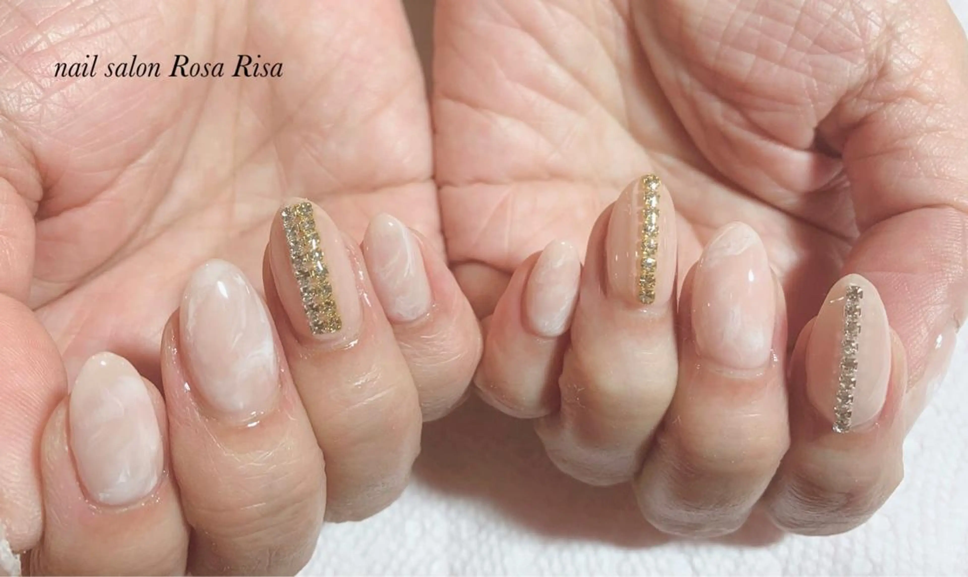 ミディアム ネイル ホワイト ハンドネイル ネイルスタジオ シェイクユアハンズのネイルデザイン