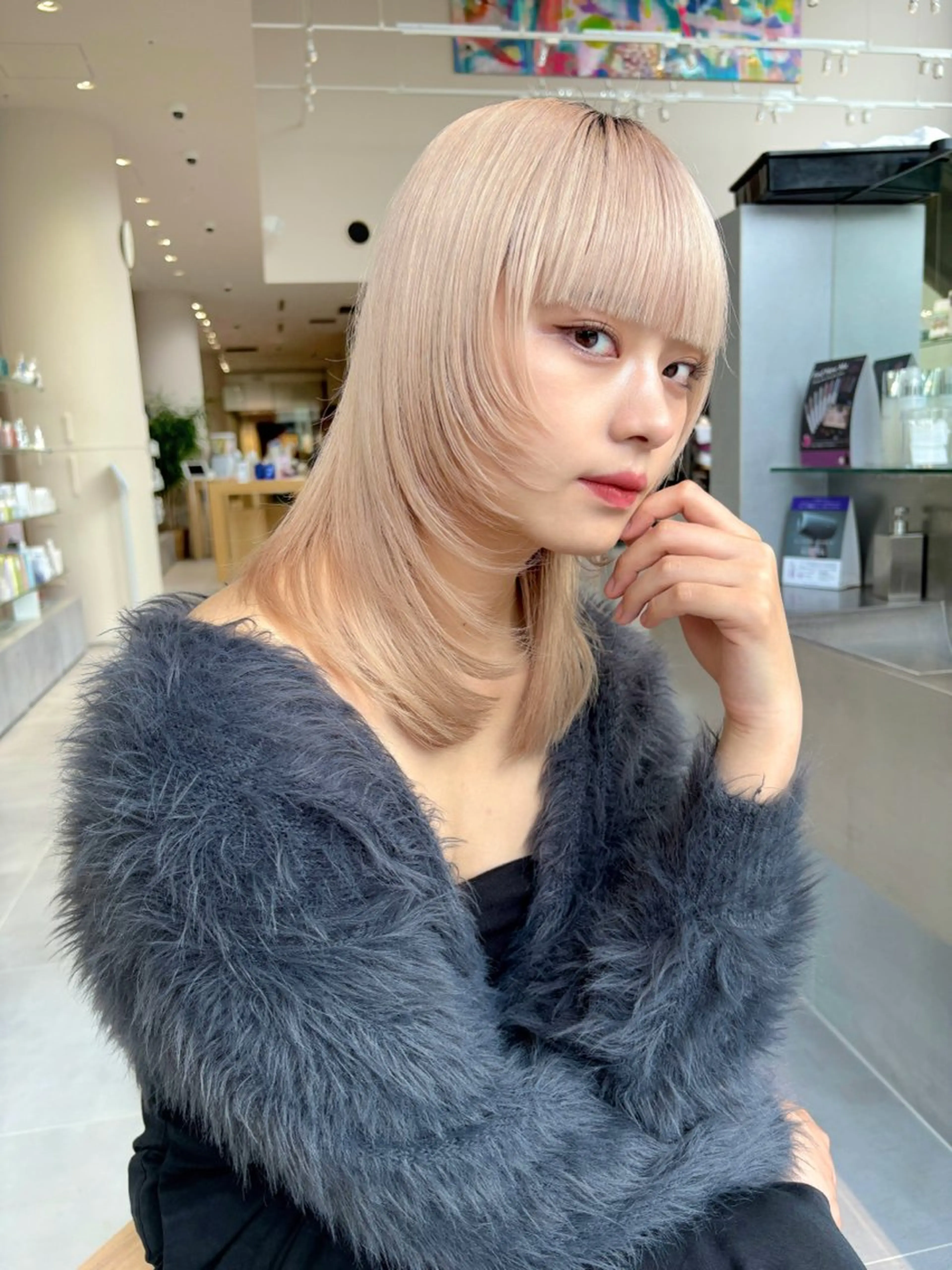 ミディアム カラー ブリーチ ブロンド ハイトーンカラー ホワイトブロンド 顔まわりレイヤー hollo 原宿所属・ハイトーンカラー/ ダブルカラー/EMIのヘアスタイル