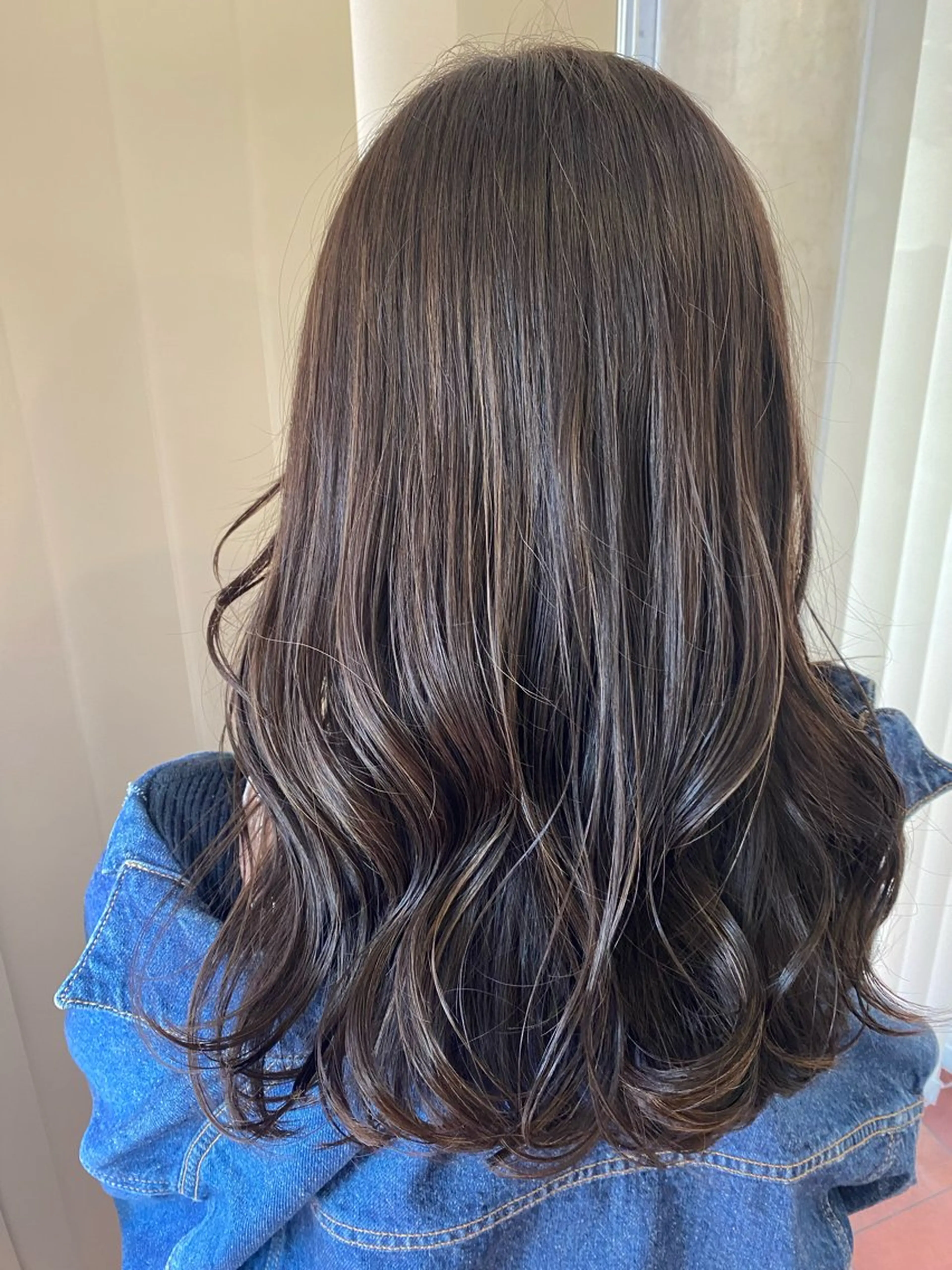 ロング 顔まわりレイヤー ハイライト 韓国風ヘア レイヤーカット ロング カット ヘアカラー 松井 柚葉のヘアスタイル