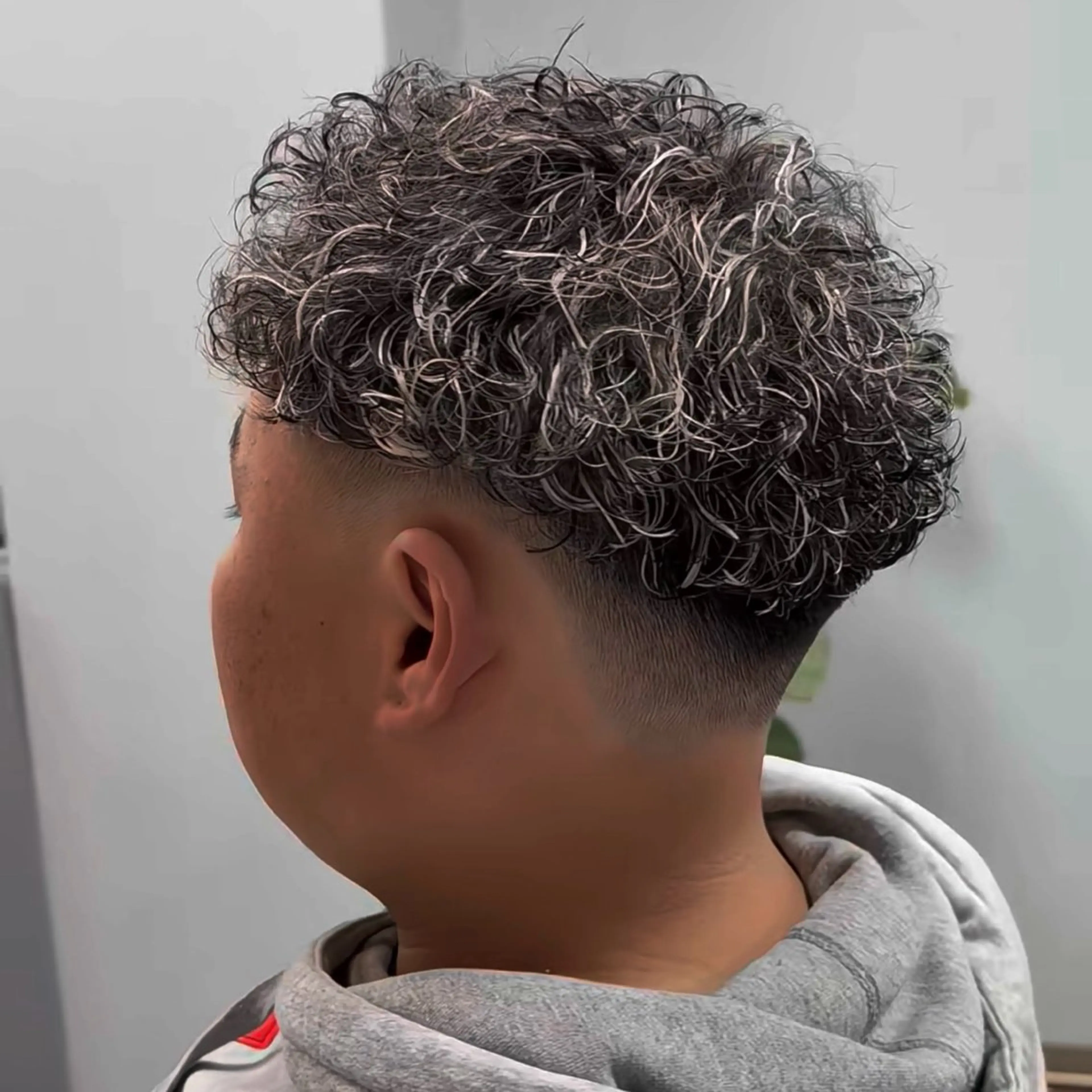 ショート カラー パーマ メンズ メンズメッシュ メンズパーマ 波巻きパーマ メッシュ カット ヘアカラー パーマ yori所属・メンズパーマ/メンズ カット/たばたよしきのヘアスタイル