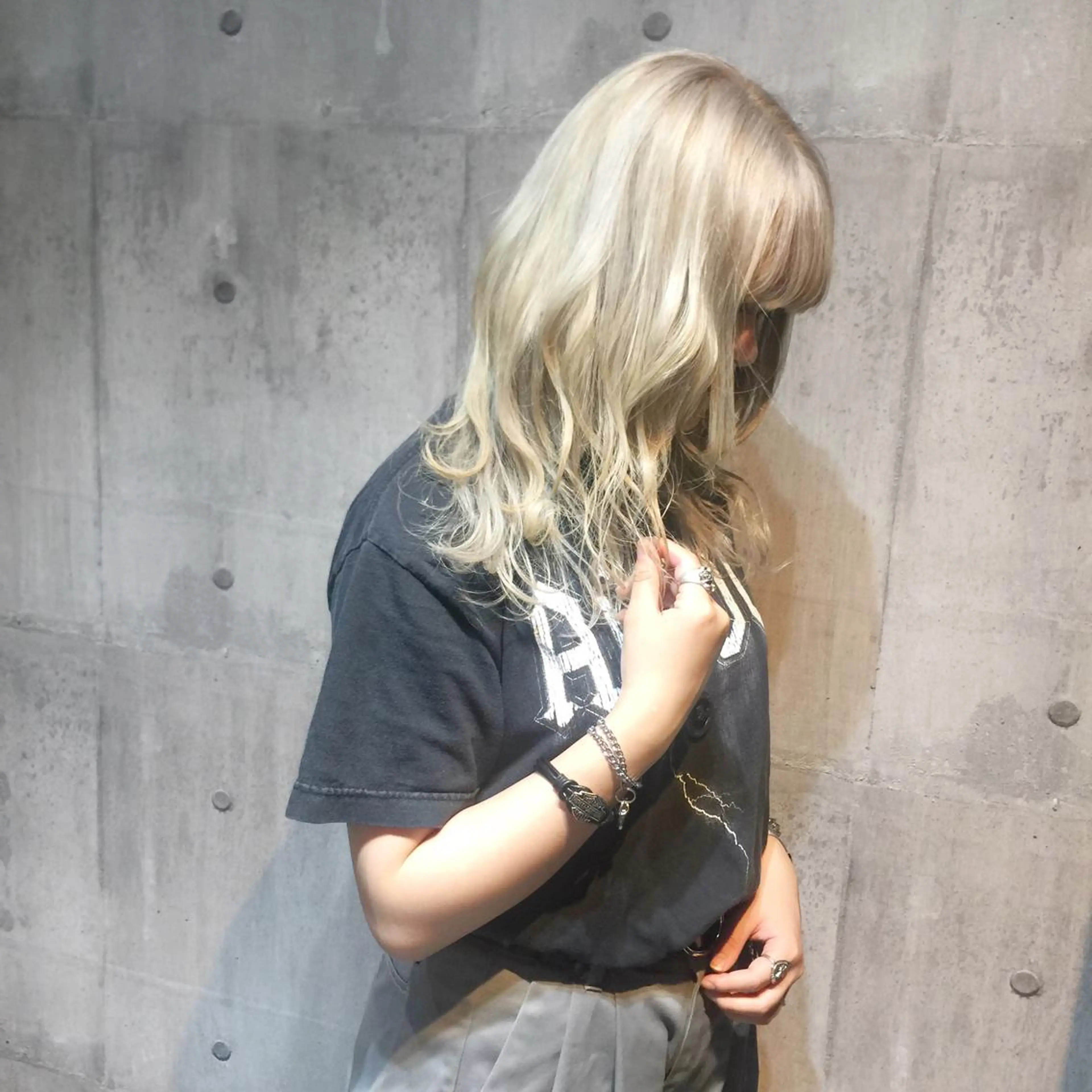 セミロング カラー ベージュカラー ホワイトベージュ ヘアカラー ホワイト&レイヤーカ ットエクステ長畠俊輔のヘアスタイル