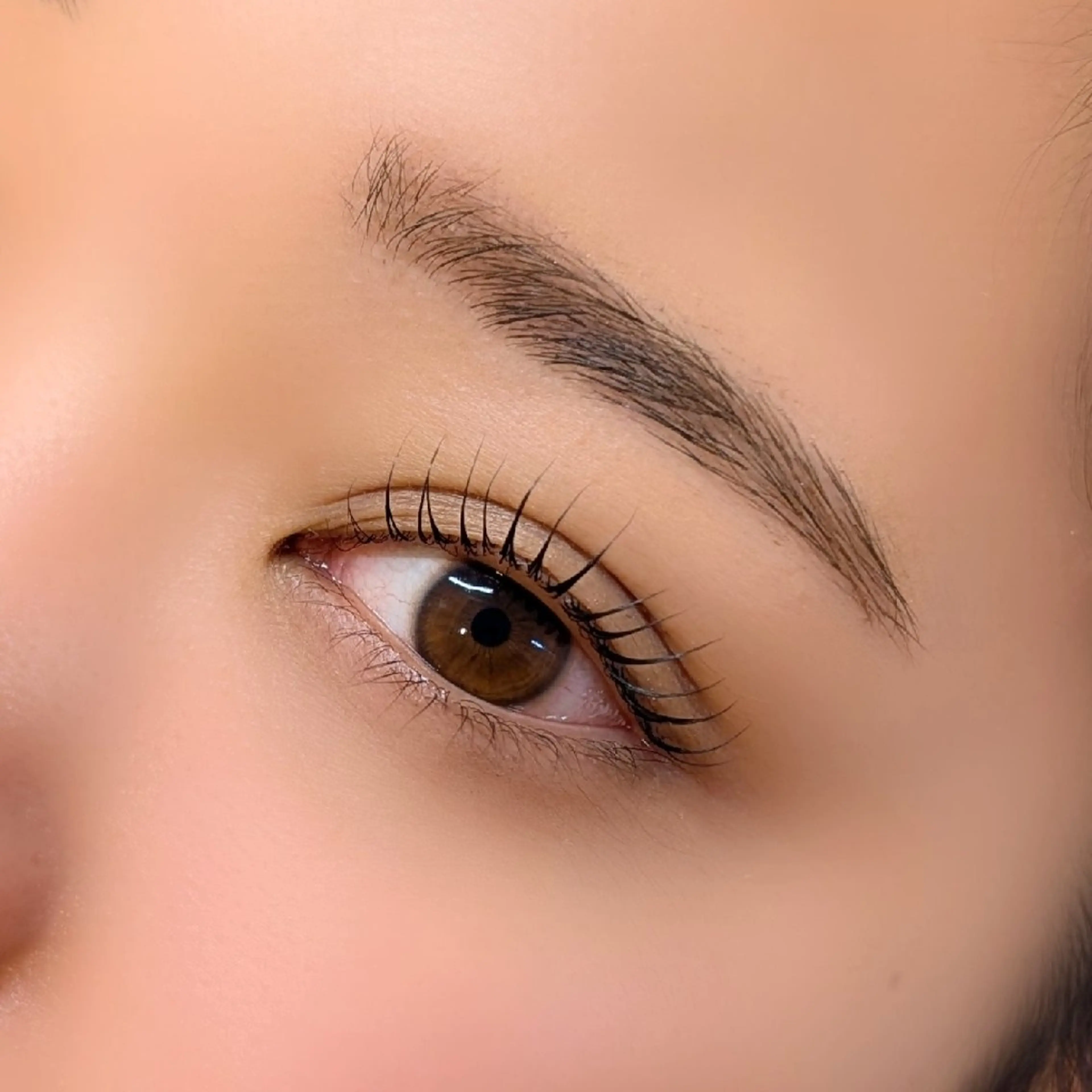 アイブロウ enu  eyelash所属・enu eyelash 愛子のマツエク・マツパデザイン