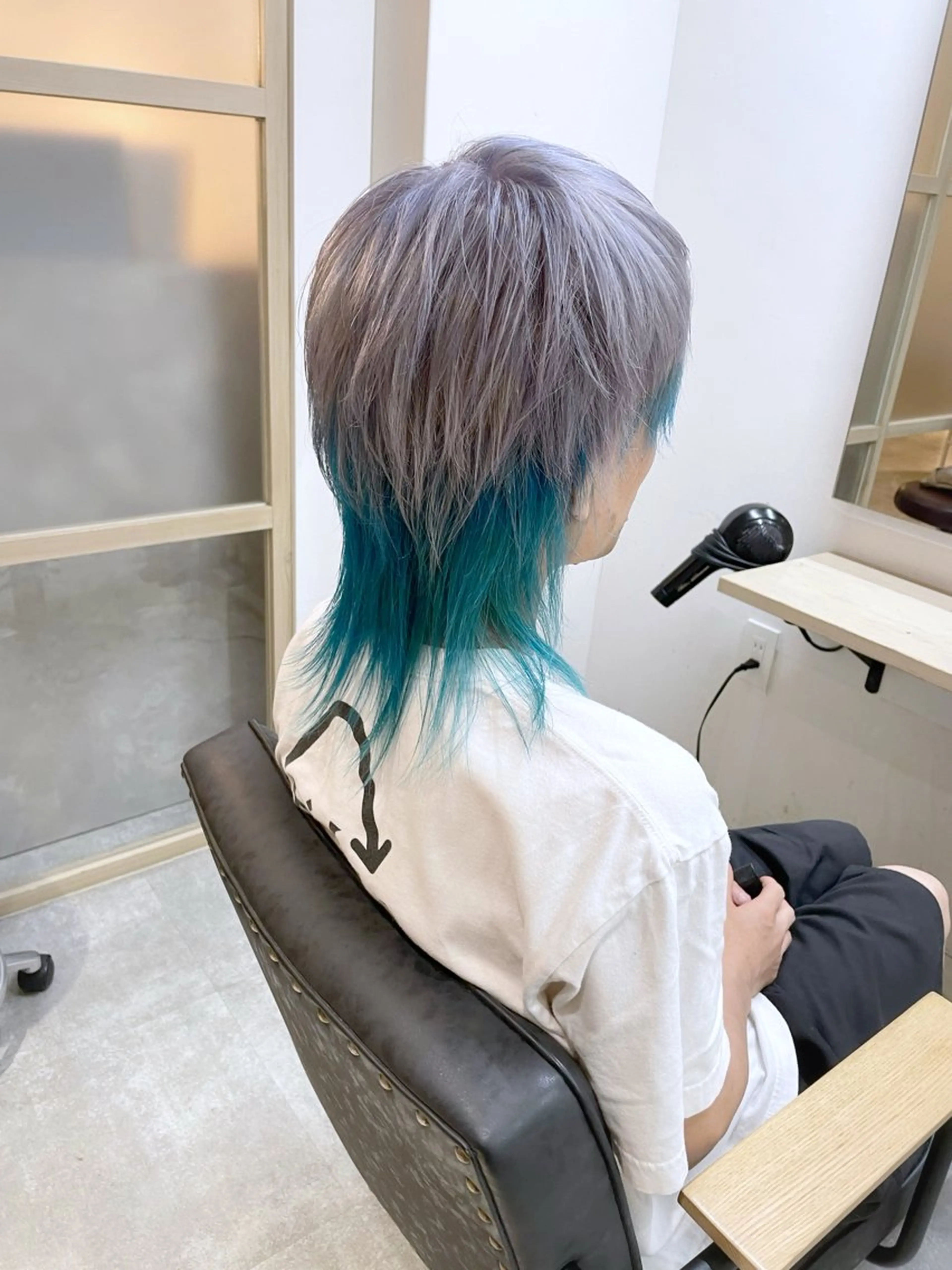 ミディアム カラー メンズ メンズハイトーン ブルーカラー ハイトーンカラー シルバー ヘアカラー トリートメント EMANON新宿南口所属・🦄中性ウルフ ☁️Shiori🦄のヘアスタイル