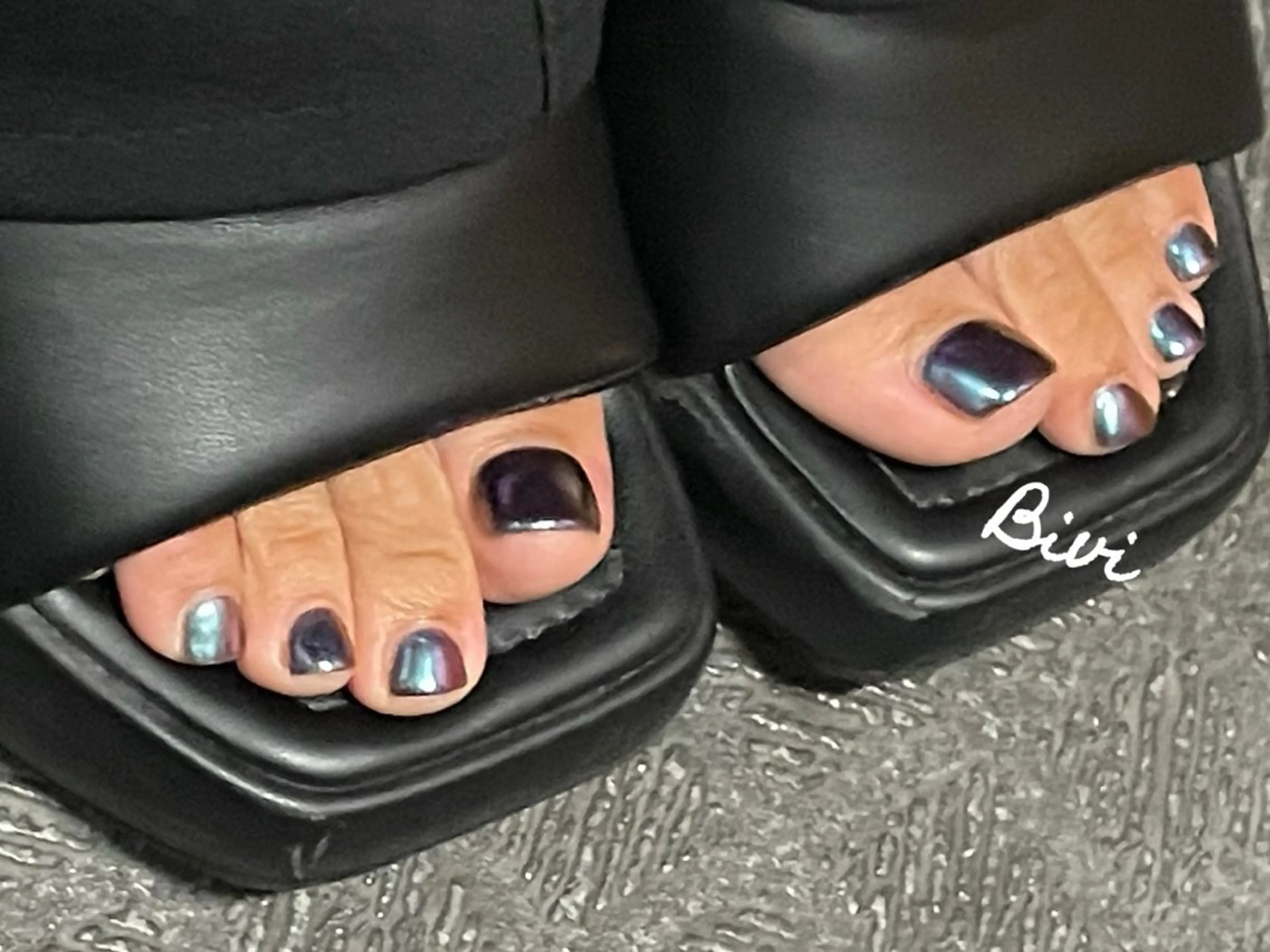 ネイル アートネイル フラッシュネイル フットネイル ラメ(グリッター) シルバー フットネイル ♡Bivi♡自爪に 優しいネイルサロンのネイルデザイン