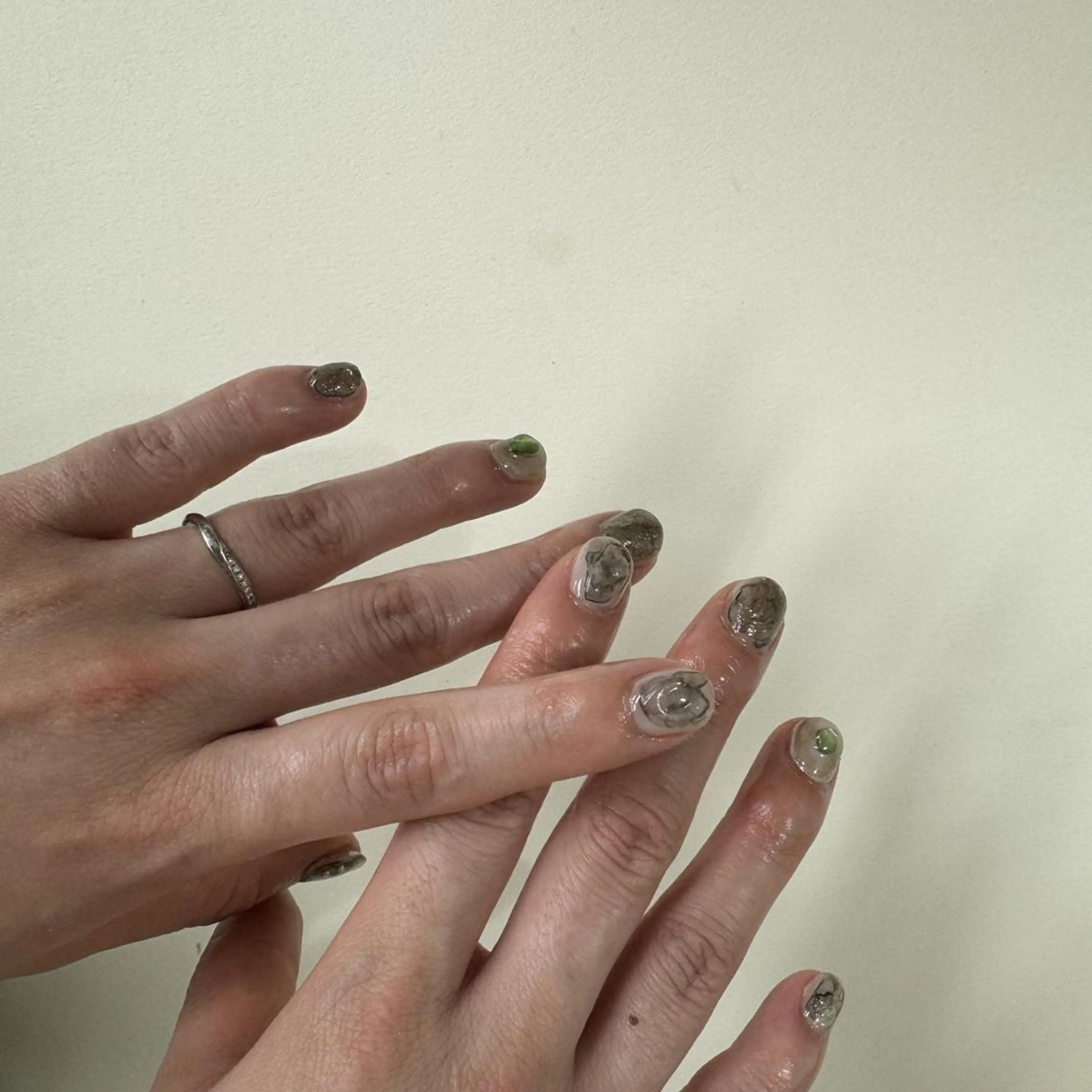 ネイル アートネイル べっ甲ネイル ジェルネイル グリーン キラキラネイル nailstudio eviz新宿店のネイルデザイン