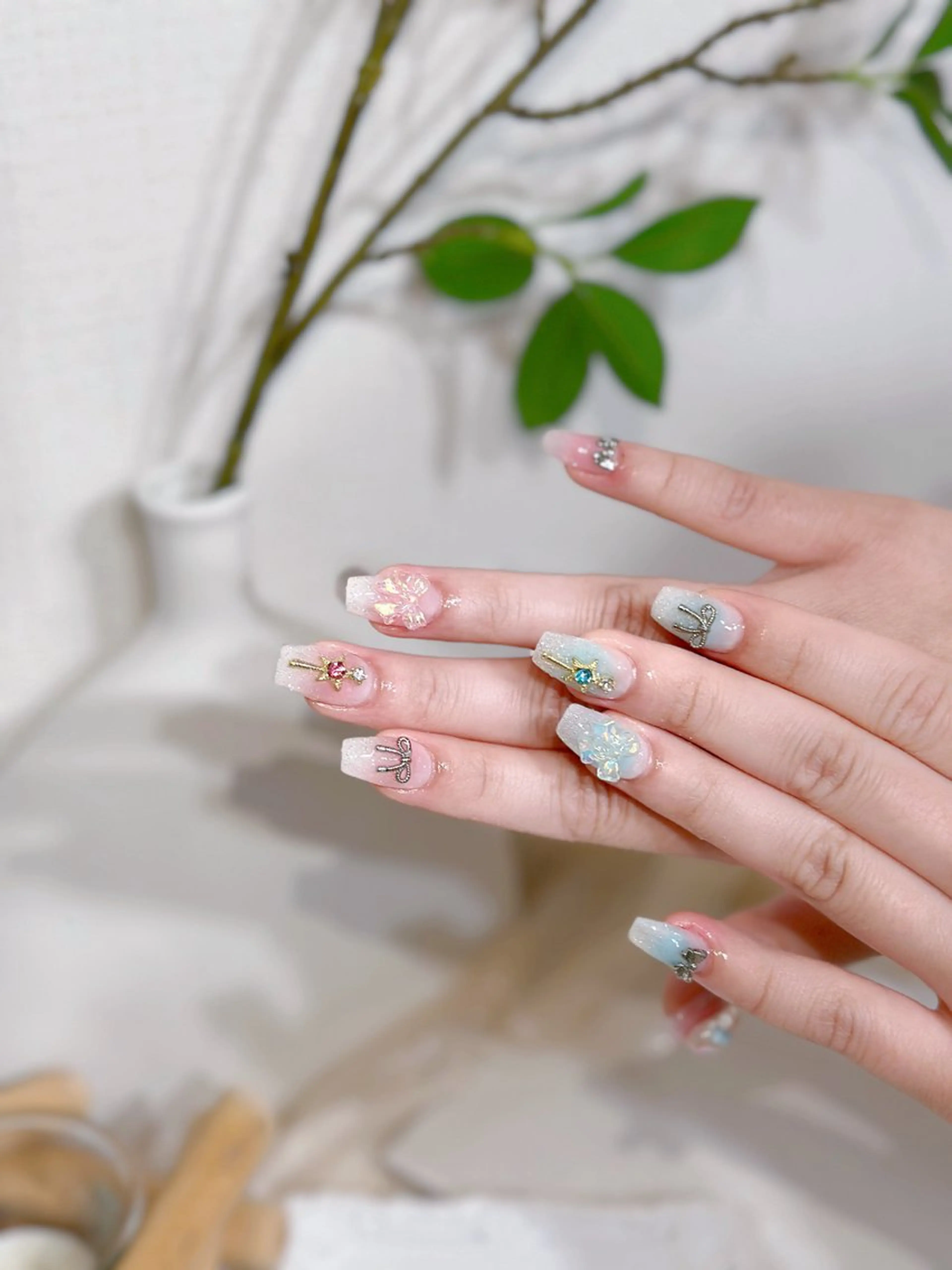 ネイル チークネイル グラデーション ラメ(グリッター) ラメグラデーション ネイル👑クイーンズ NailQueensのネイルデザイン