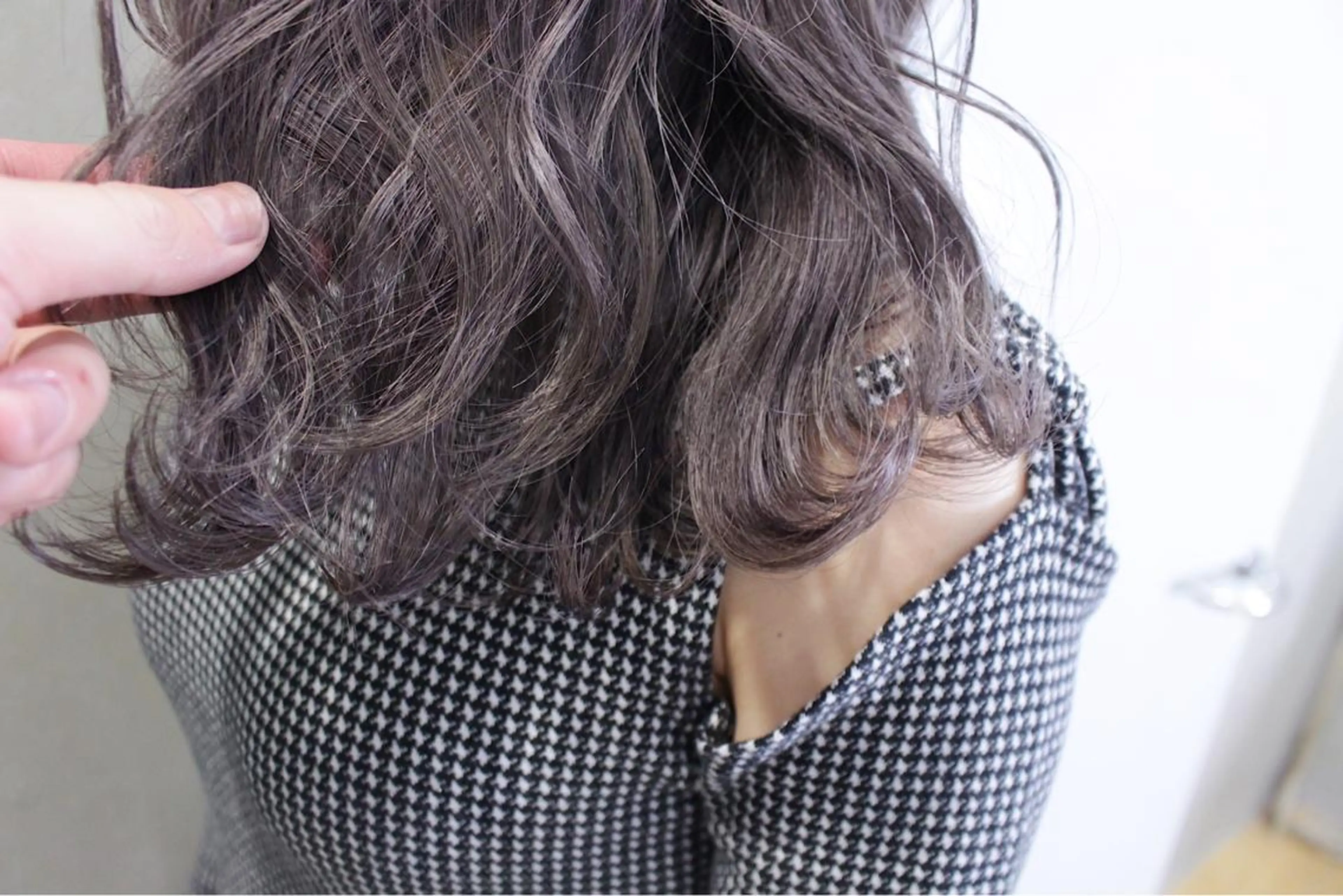 ミディアム カラー ヘアアレンジ ラベンダーカラー シルバー ヘアカラー トリートメント lani ブリーチ /ダブルカラーのヘアスタイル