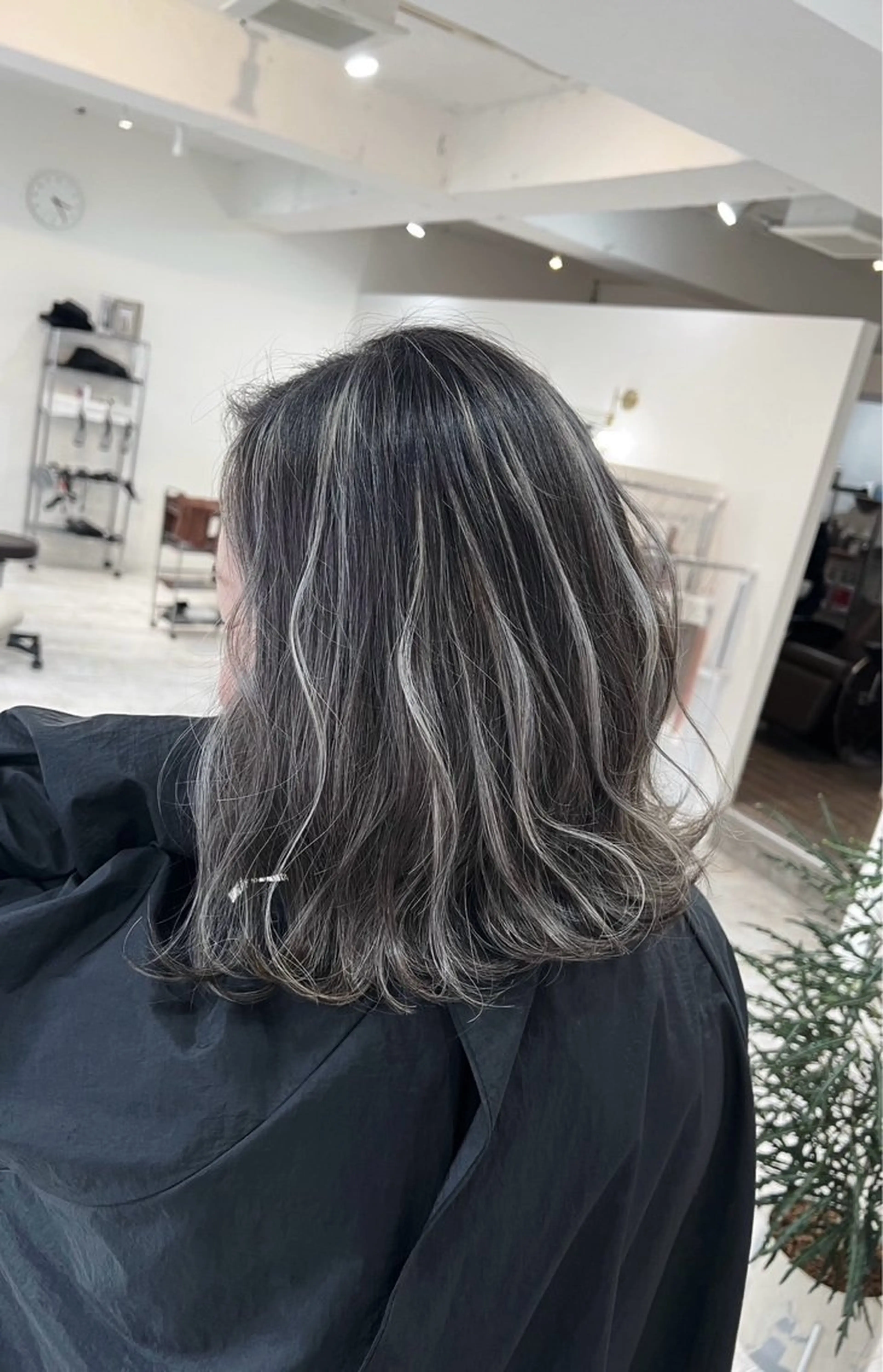 ミディアム カラー ダークグレー ダークグレージュ グレージュ ハイライトカラー ハイライト カット ヘアカラー トリートメント ROBIN所属・指名数No.1 /NAOYAのヘアスタイル