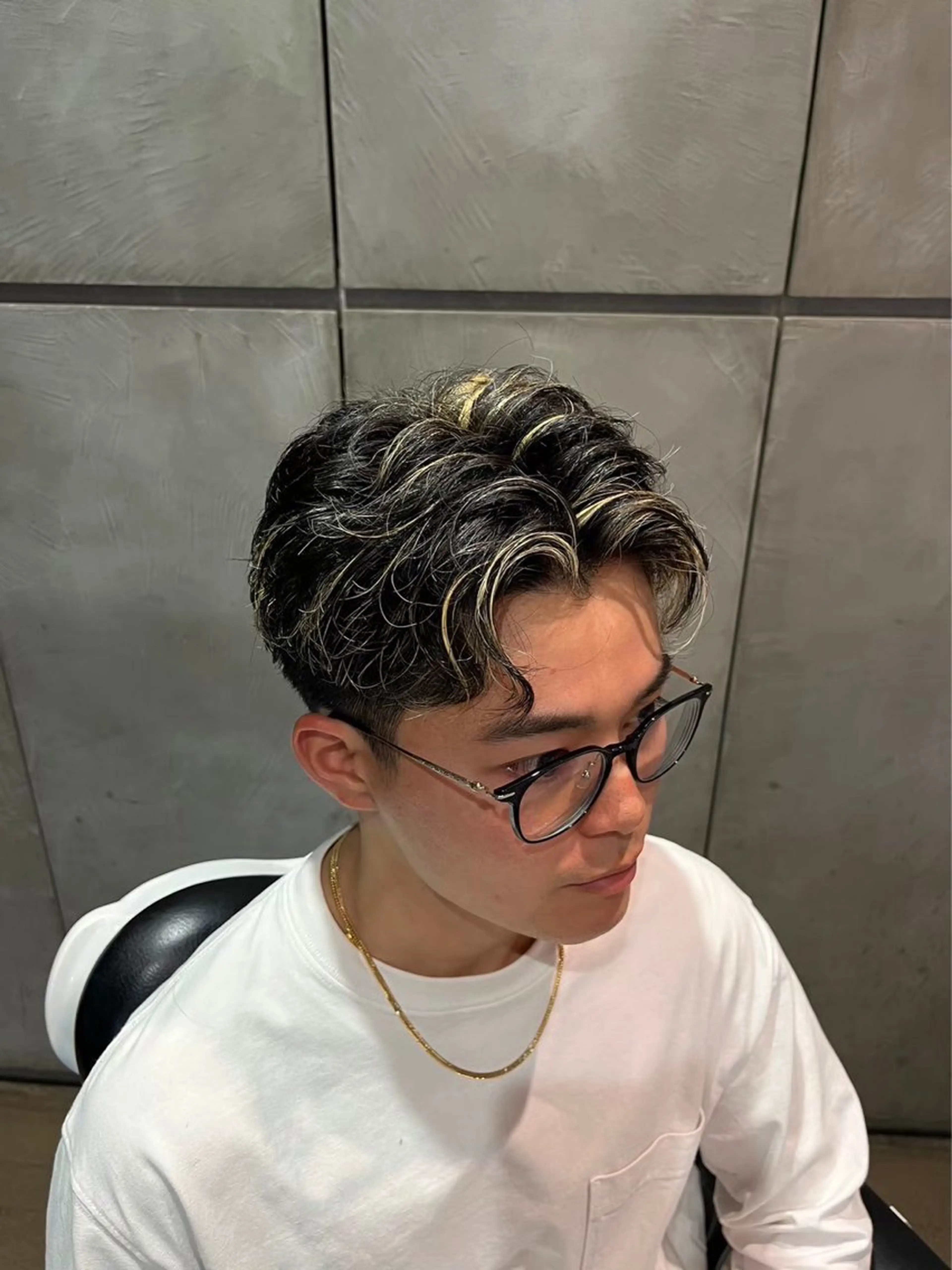 ショート カラー メンズ メンズブリーチ フェードカット メンズパーマ スキンフェード スパイキーショート 名郷 偉織　　メンズカットのヘアスタイル