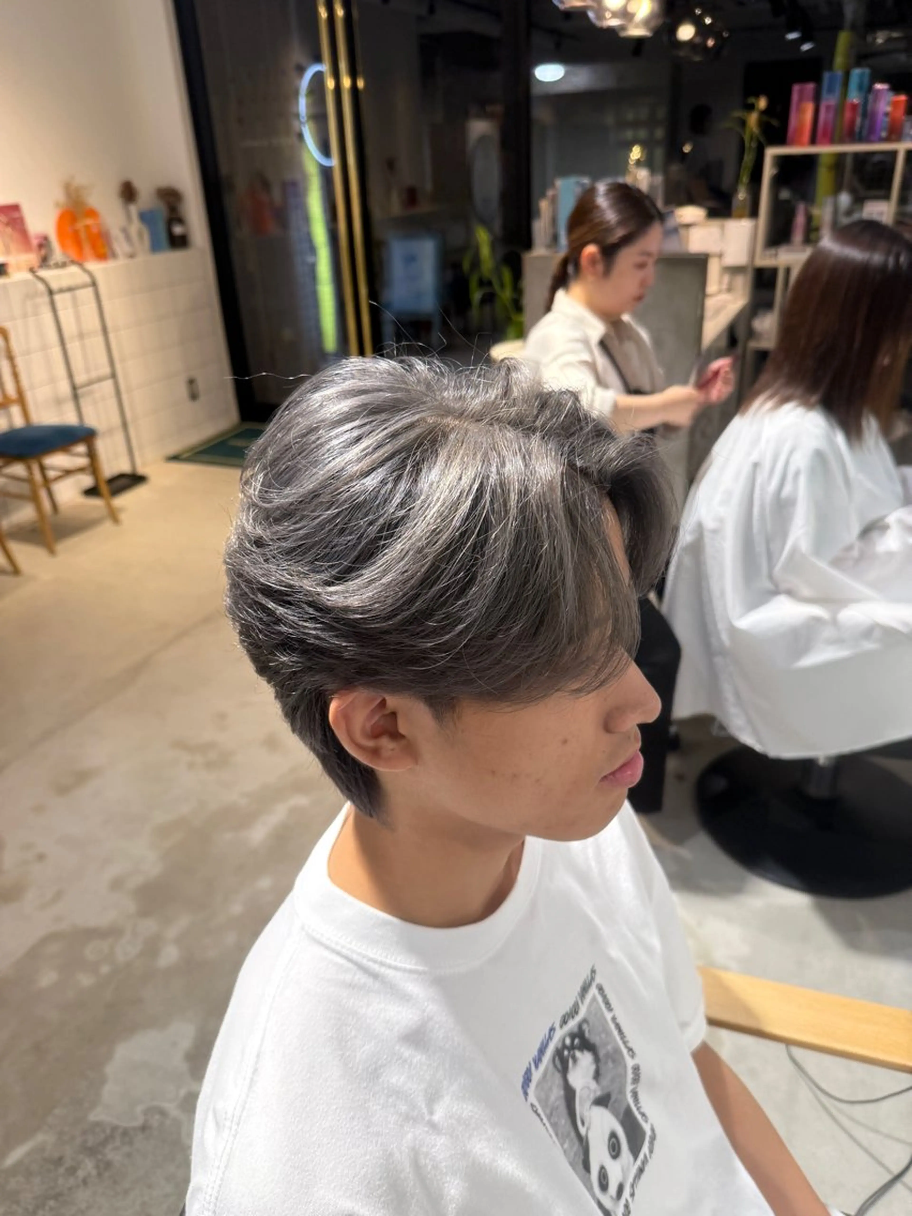 ミディアム カラー メンズ メンズブリーチ センターパート メンズ韓国風 ブリーチ 韓国風ヘア カット ヘアカラー メンズカットパーマ ✂️ JOYAのヘアスタイル