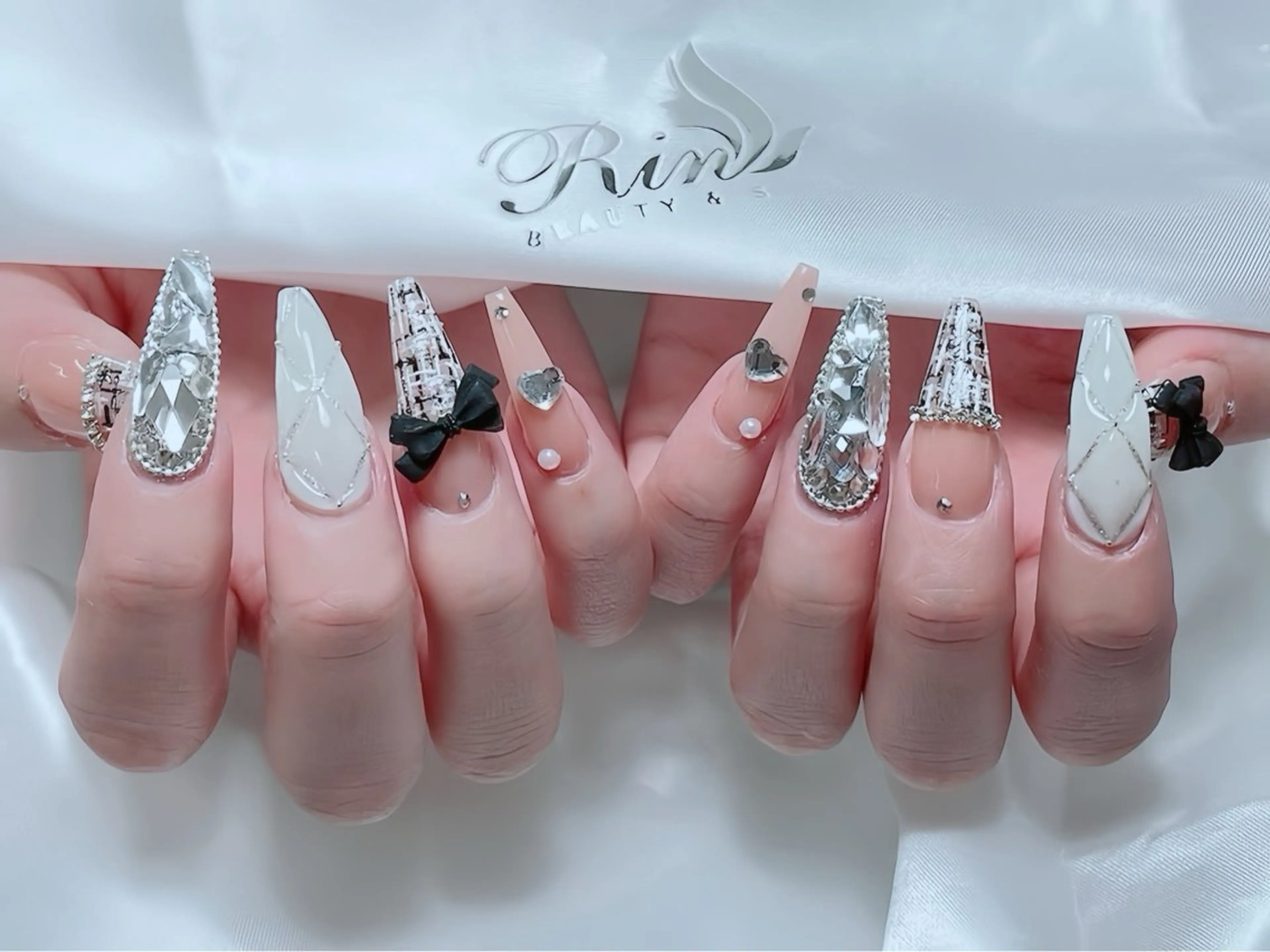 ネイル アニマル柄 ボルドー ブラウン チークネイル フレンチネイル Rin Nail 新大久保店のネイルデザイン