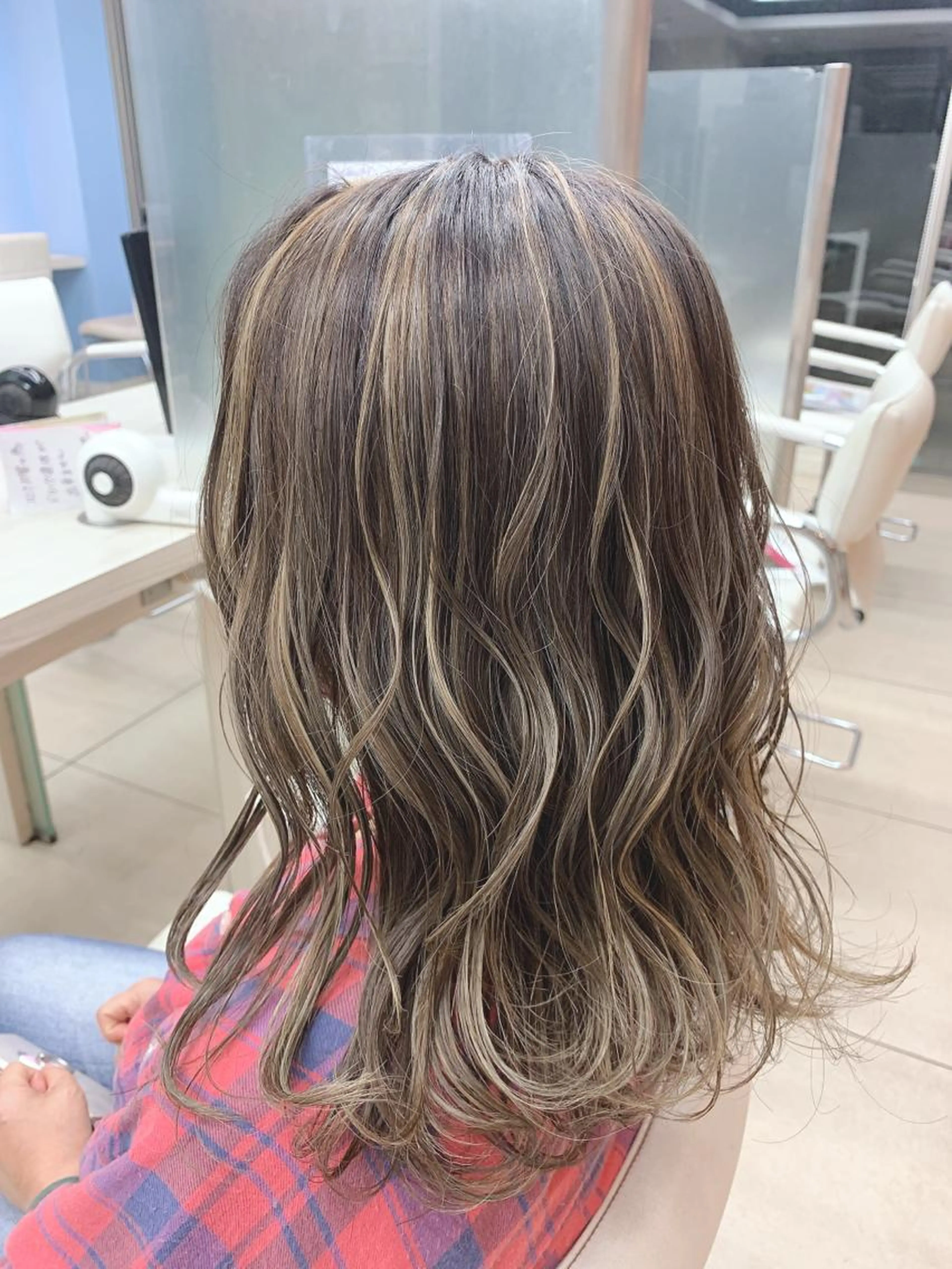 人気No.4  カラー＋デザインカラー（ハイライト、ローライト、メッシュ)※ロング料込みの写真