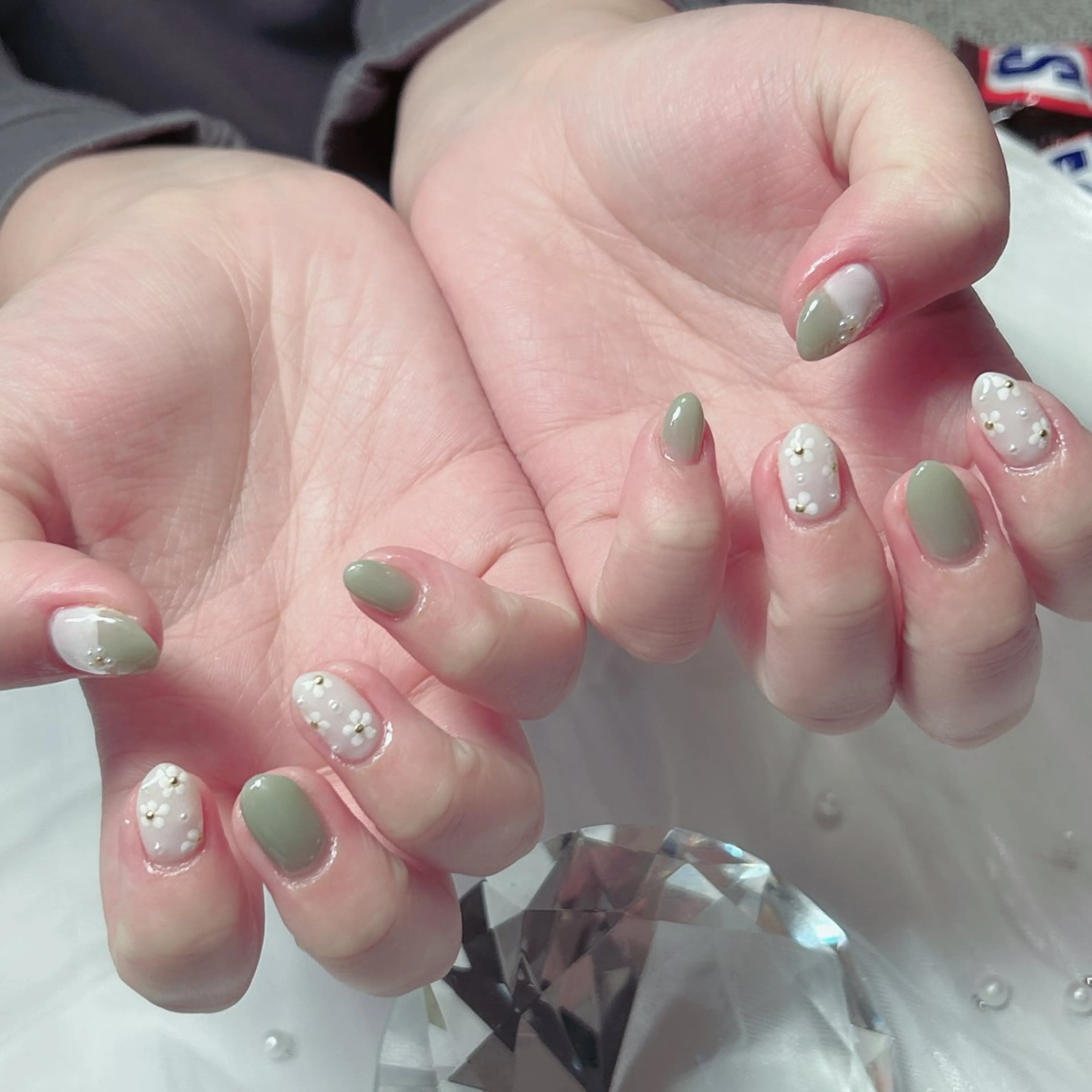 ネイル オーロラネイル フラワーネイル フレンチネイル キラキラネイル ラメ(グリッター) ハンドネイル Cute Tips nailのネイルデザイン