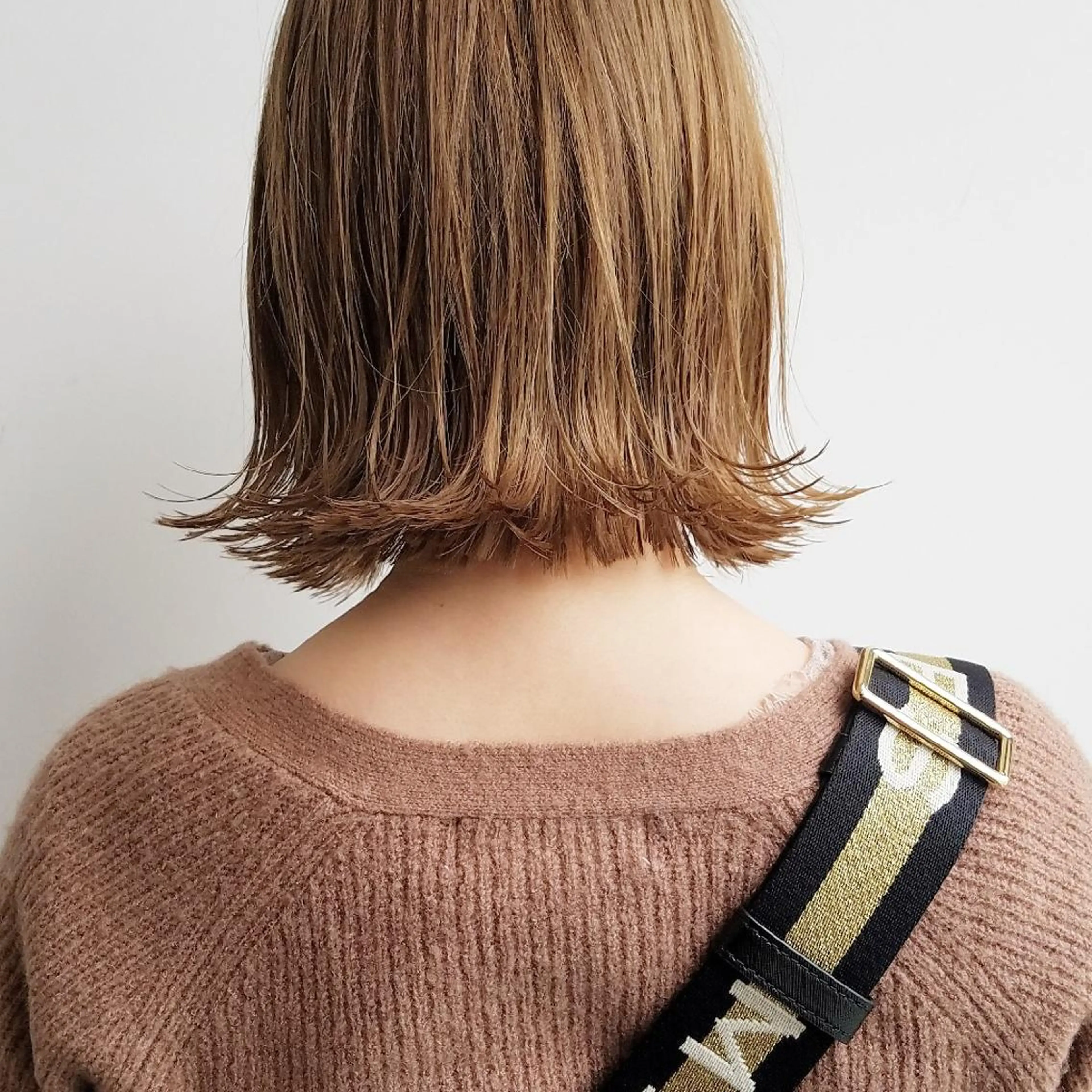 ショート カラー ボブ 外ハネヘア iplus まつげ、眉毛、耳つぼのマツエク・マツパデザイン