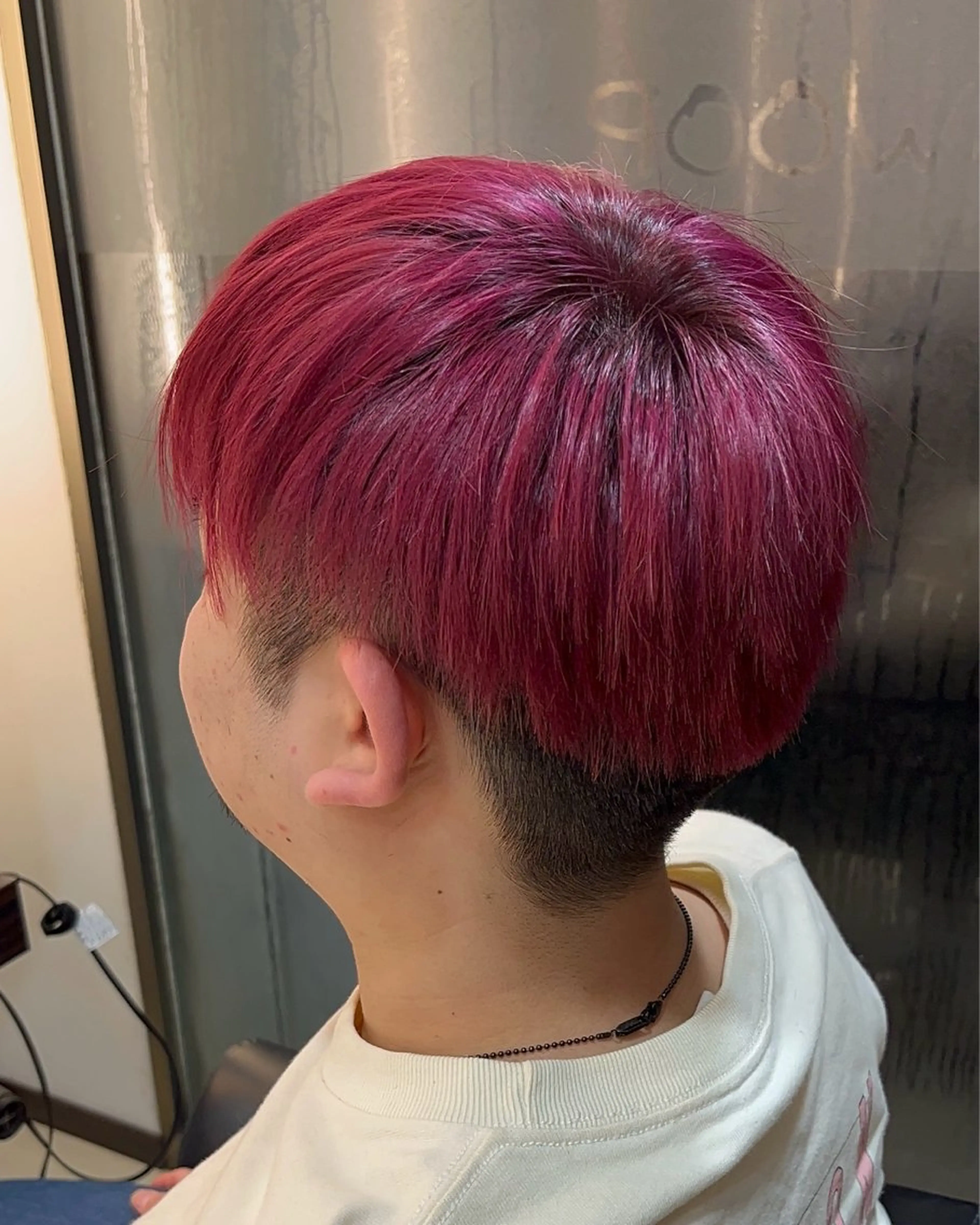ショート カラー メンズ ボルドーカラー ピンクカラー レッドカラー ヘアカラー 吉田 隆之介のヘアスタイル