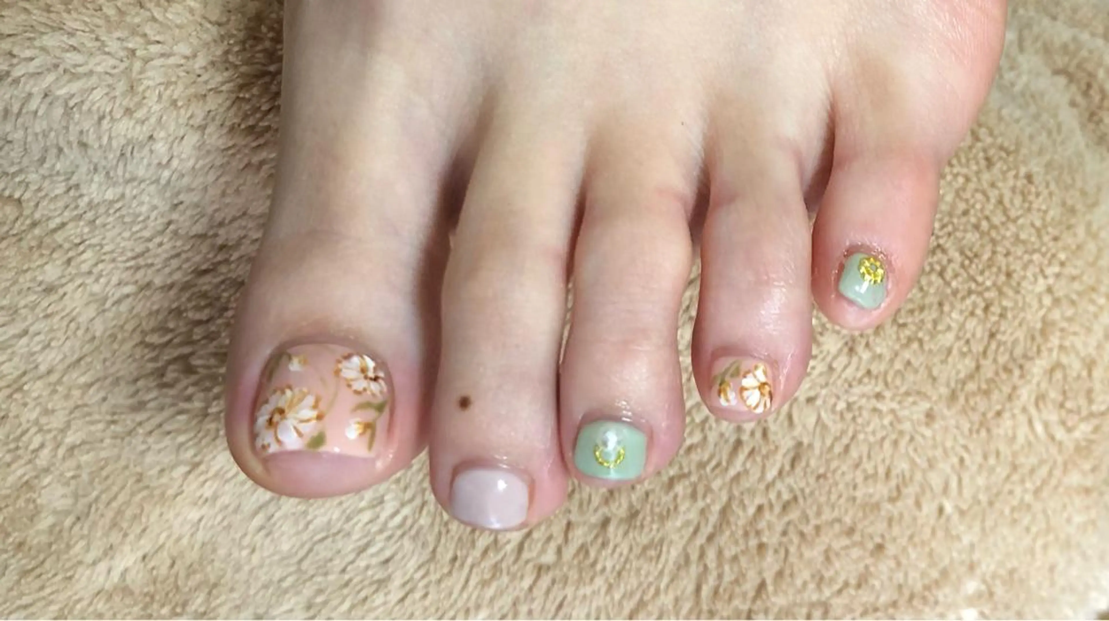 ネイル フットネイル t. yoshizawaのネイルデザイン