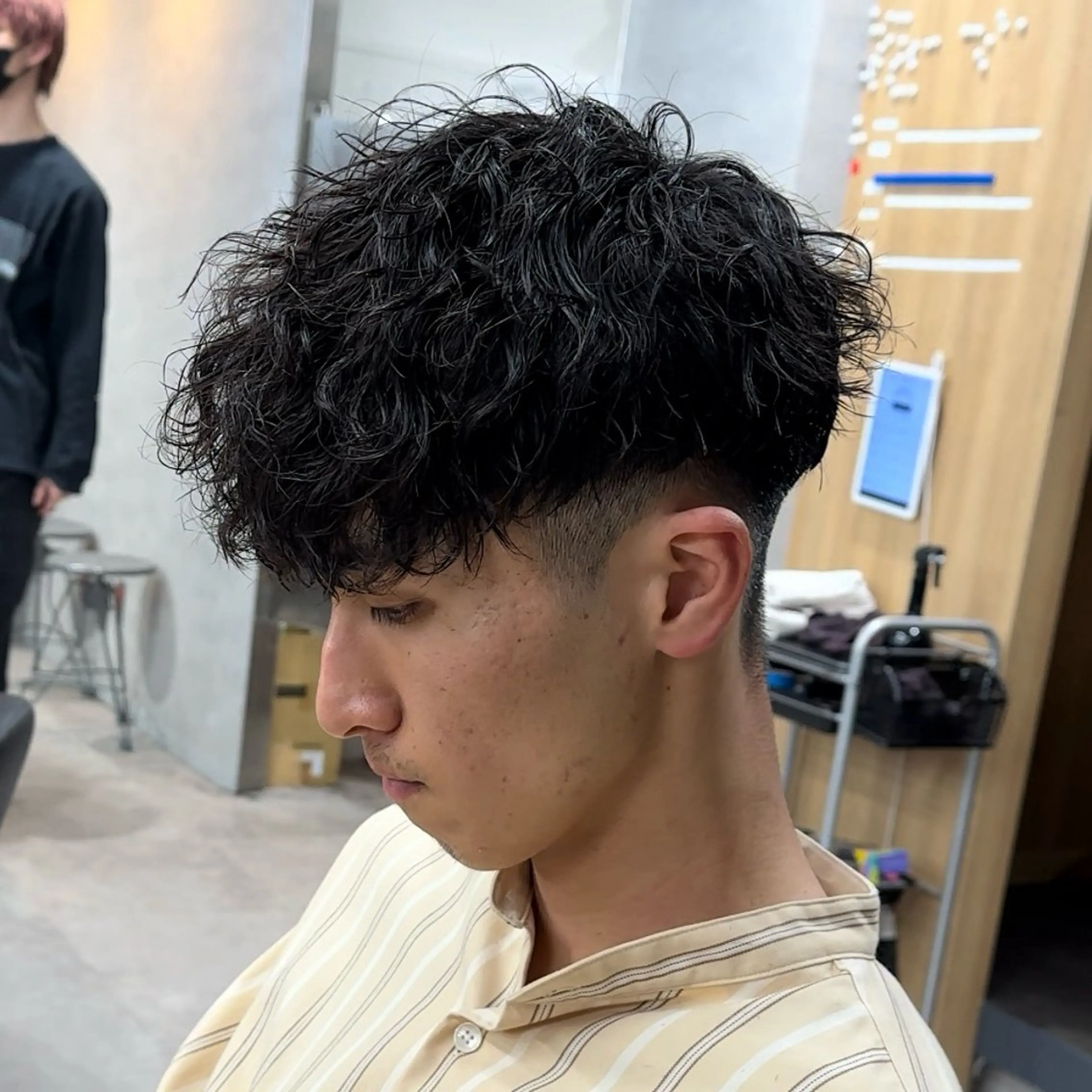 ショート パーマ メンズ センターパート メンズハイライト マッシュ メンズパーマ スペインカール SKILL ikebukuro所属・✂️メンズカット ひろき✂️のヘアスタイル